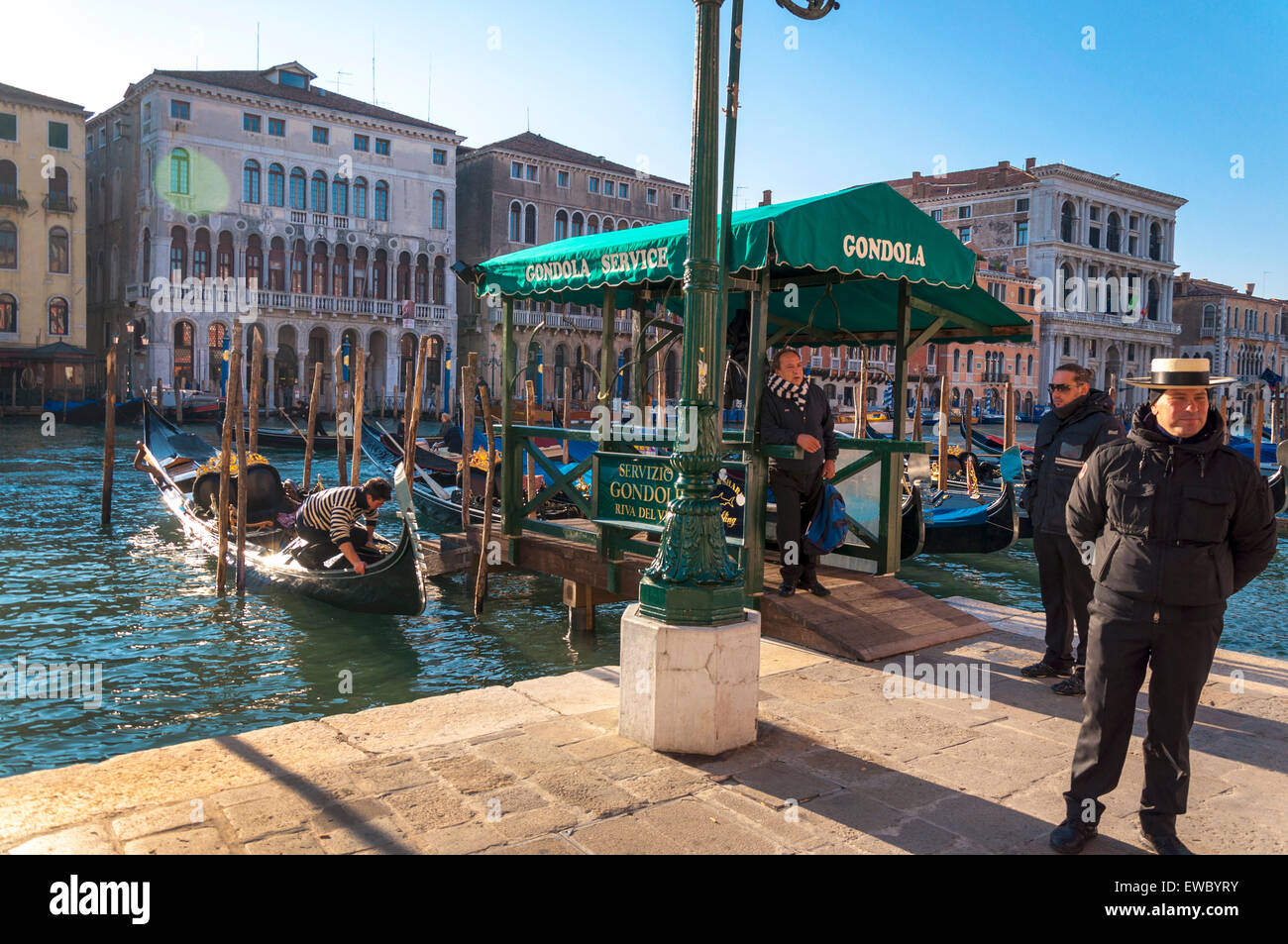Station de gondole sur le Grand Canal à Venise Venezia Italie Banque D'Images