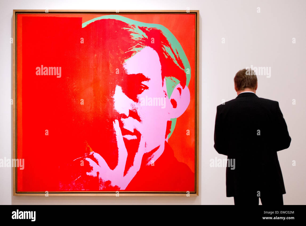 Munich, Allemagne. 22 Juin, 2015. Un visiteur regarde l'image 'autoportrait (1967)" par Andy Warhol au musée Brandhorst de Munich, Allemagne, 22 juin 2015. L'exposition 'OUI ! Oui ! Oui ! WARHOLMANIA À MUNICH" se déroule du 23 juin au 18 octobre 2015 au musée Brandhorst. Photo : SVEN HOPPE/dpa/Alamy Live News Banque D'Images