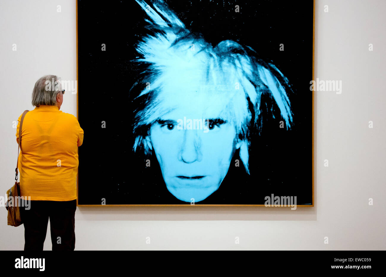 Munich, Allemagne. 22 Juin, 2015. Un visiteur regarde l'image 'autoportrait (1986)" par Andy Warhol au musée Brandhorst de Munich, Allemagne, 22 juin 2015. L'exposition 'OUI ! Oui ! Oui ! WARHOLMANIA À MUNICH" se déroule du 23 juin au 18 octobre 2015 au musée Brandhorst. Photo : SVEN HOPPE/dpa/Alamy Live News Banque D'Images