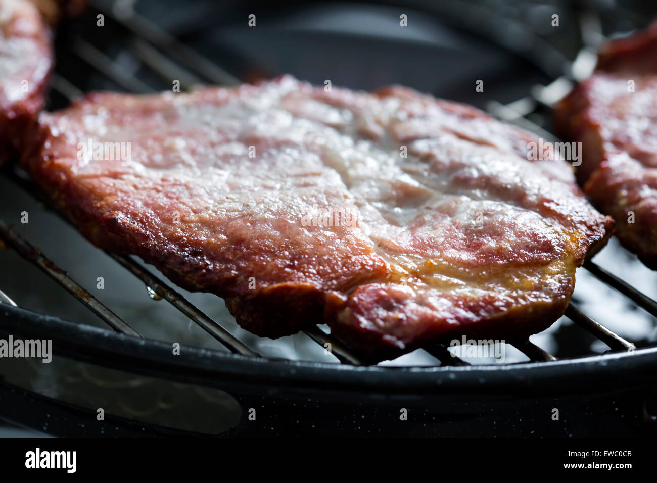 Close up de certains steak sur grill - selective focus Banque D'Images