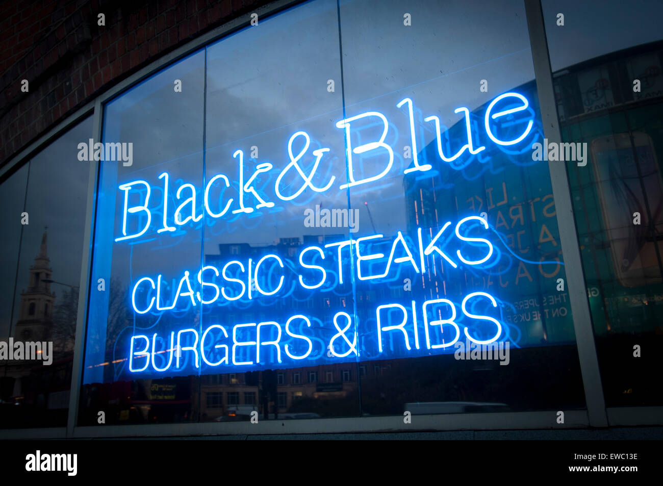 Enseigne au néon bleu pour Black & Blue restaurant à Londres, Waterloo Banque D'Images