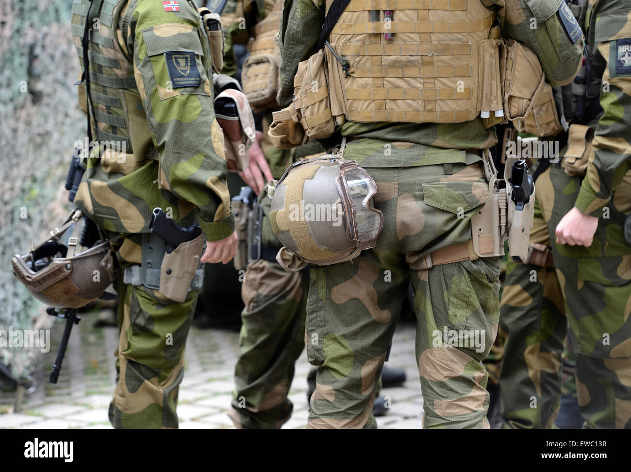 Münster, Allemagne. 22 Juin, 2015. Soldats norvégiens de la Force de réaction de l'OTAN sont illustrés avant une visite de plusieurs ministres de la Défense à Muenster, Allemagne, 22 juin 2015. L'unité internationale dans la région de Muenster en ce moment constitue le soi-disant "pearhead' du très haut degré de disponibilité Joint Task Force (VJTF). Photo : CAROLINE SEIDEL/dpa/Alamy Live News Banque D'Images