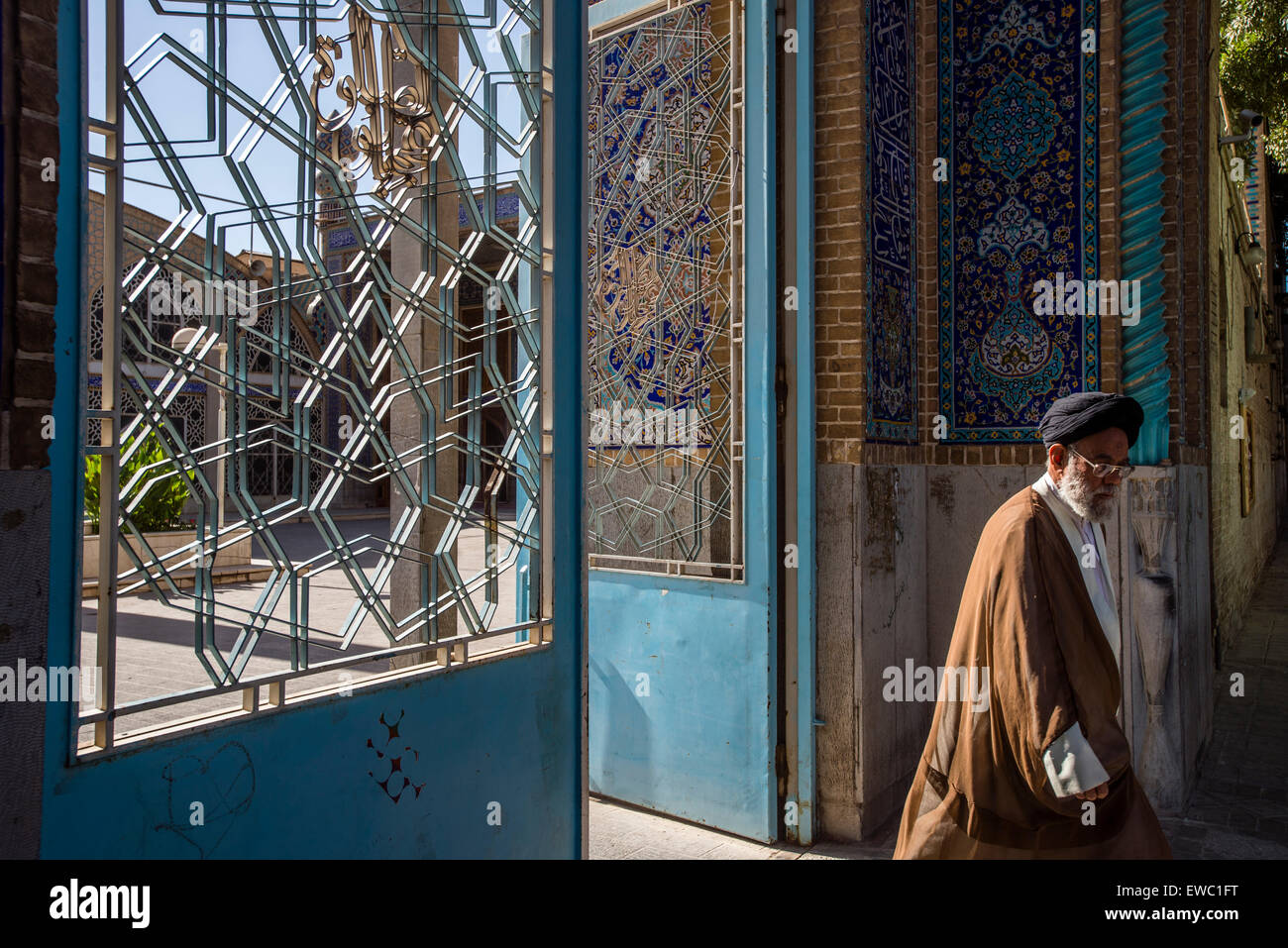 Le mollah sort de Hazirah mosquée, Yazd, Iran Banque D'Images