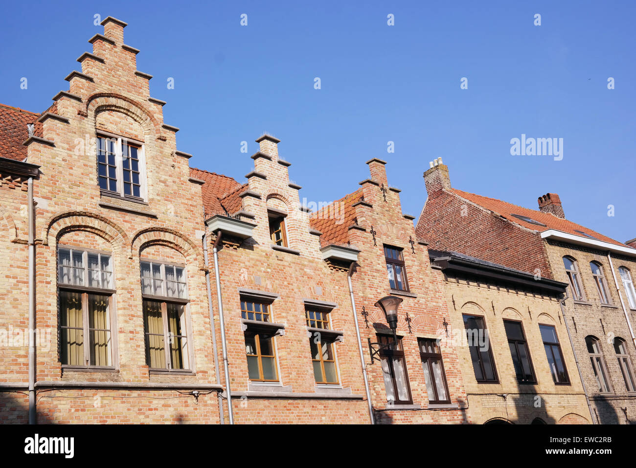 Maisons avec un corbeau esquivait gable à Ypres une ville historique en Flandre, Belgique Banque D'Images