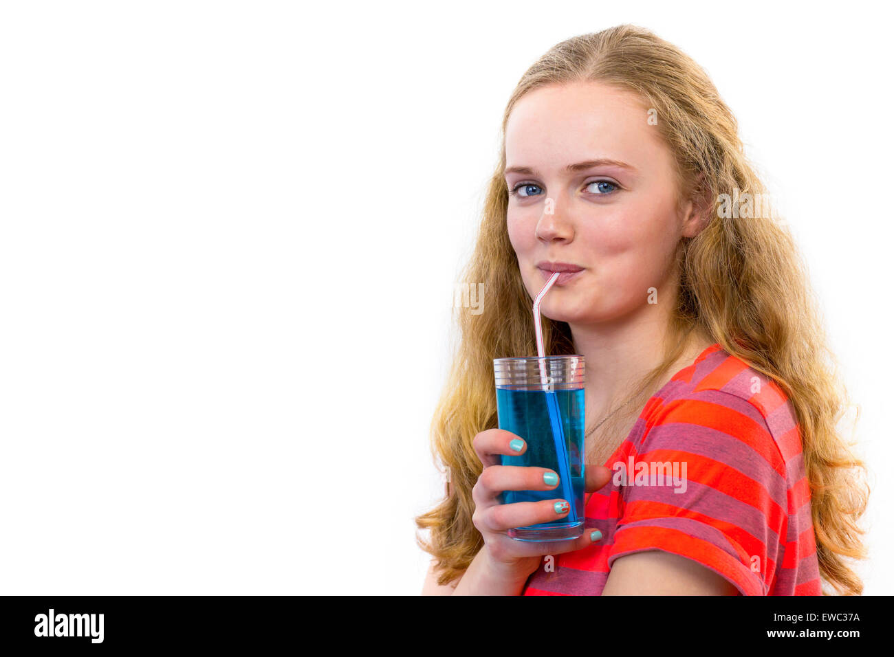 L'adolescente blonde blue soft potable boire avec de la paille isolé sur fond blanc Banque D'Images