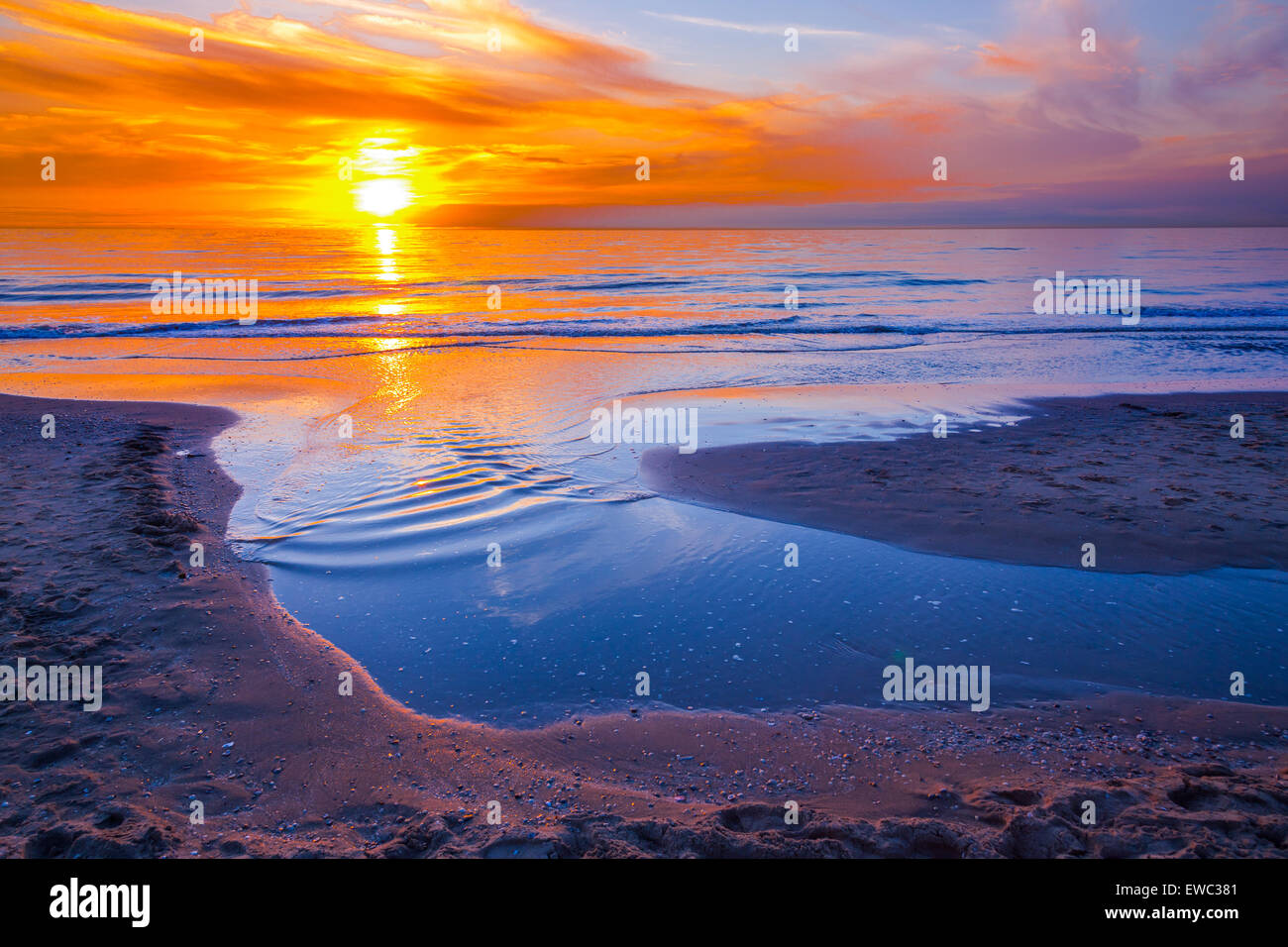 Coucher du soleil à Orange avec la côte de la mer et de la plage Banque D'Images
