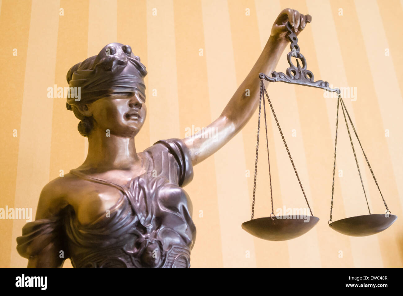 Statue en bronze de "Dame de Justice", les yeux bandés et tenant une paire de balances Banque D'Images