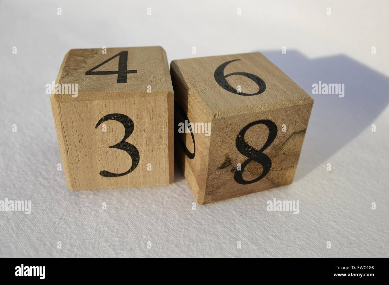 Cubes en bois sur les numéros Banque D'Images