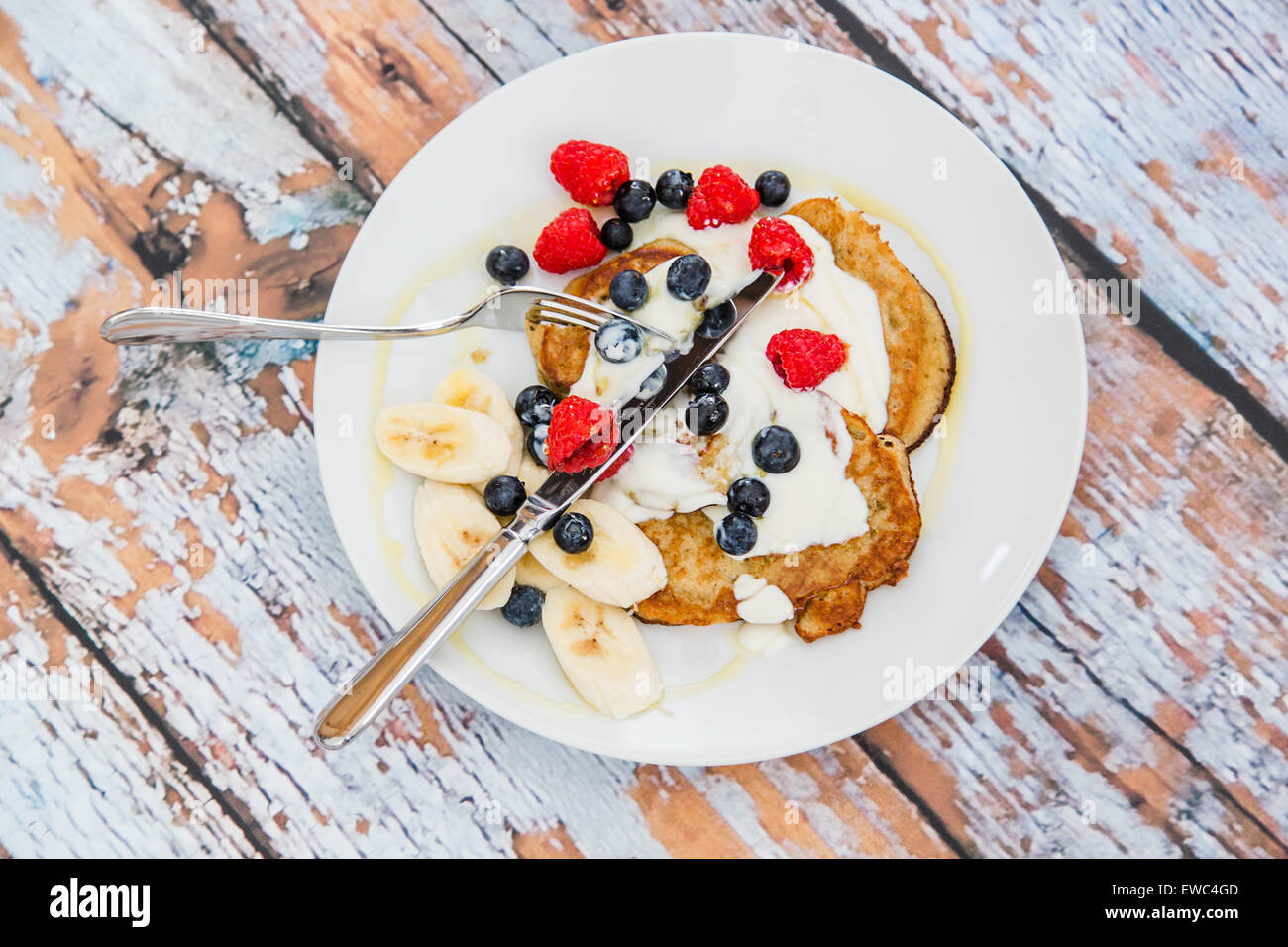Gluten Free Banana Pancakes & amande avec yogourt sans produits laitiers naturels et les baies fraîches Banque D'Images