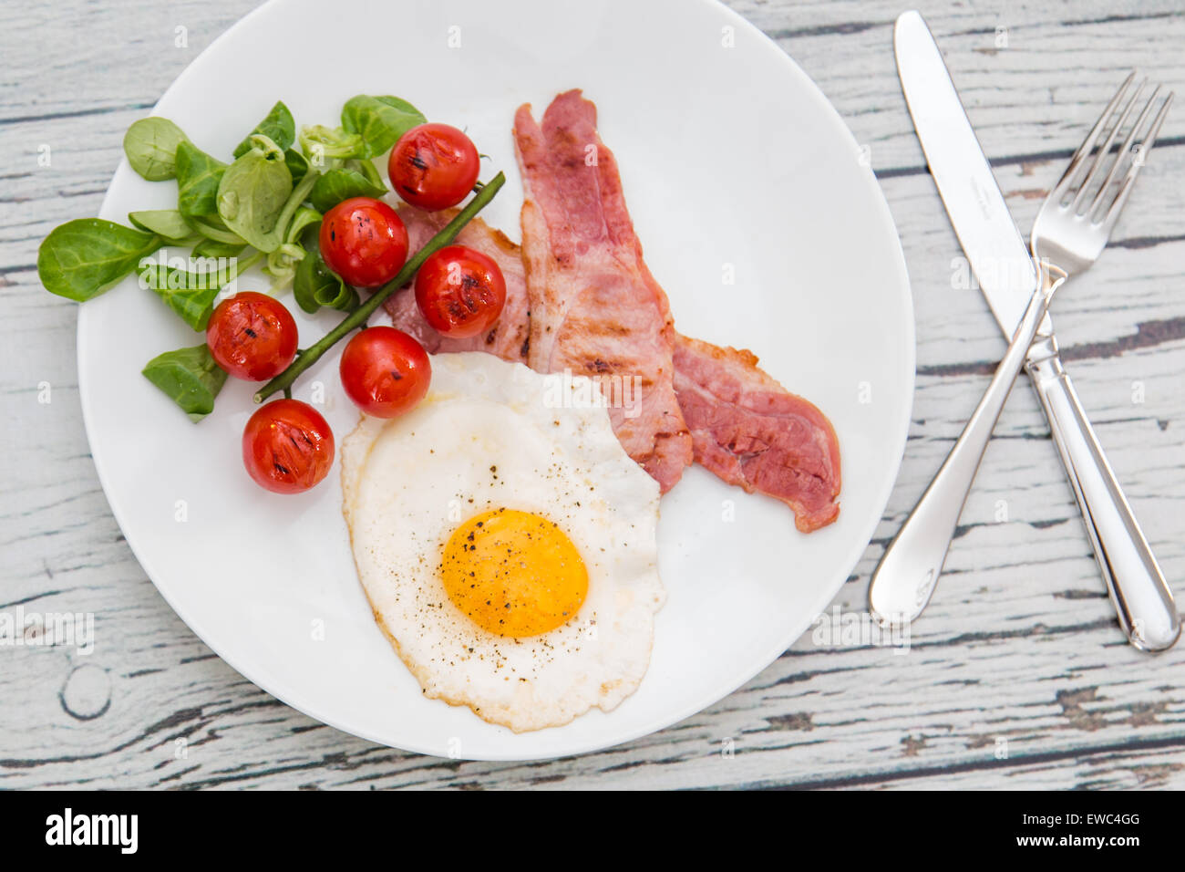 Petit-déjeuner anglais, des Œufs au bacon et tomates cerises Banque D'Images