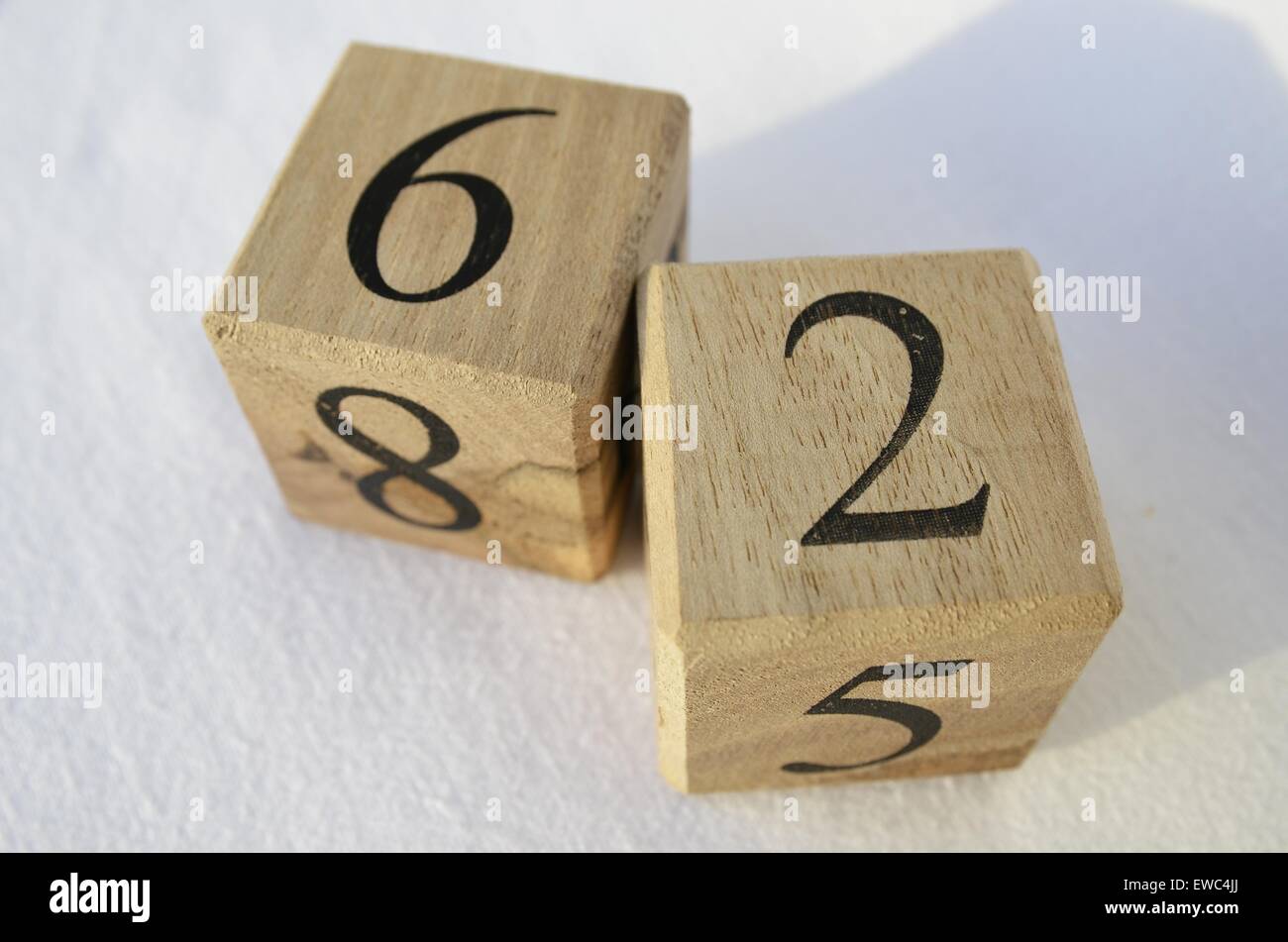 Cubes en bois sur les numéros Banque D'Images