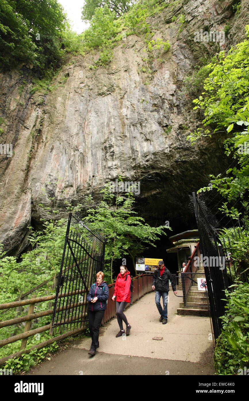 Les gens abordent la grande entrée de Peak Cavern, une grotte en Castleton, village Derbyshire Peak District UK - été Banque D'Images