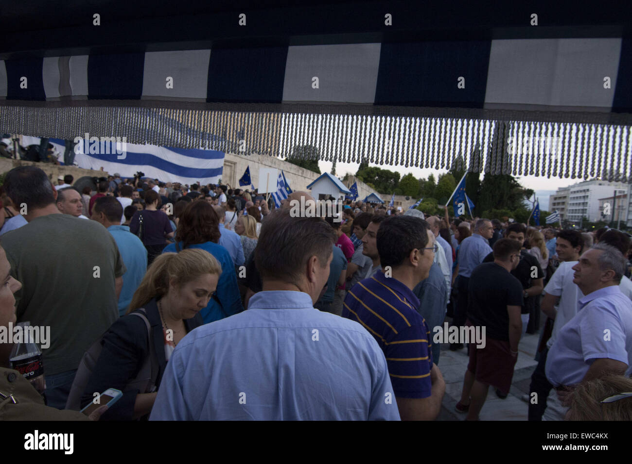 Athènes, Grèce. 22 Juin, 2015. Vague de manifestants drapeaux grecs et européens et de sifflets. Quelques milliers réunis devant le Parlement grec pour protester contre le gouvernement et la demande il est conforme avec les mesures d'austérité dictées par les prêteurs. Credit : Nikolas Georgiou/ZUMA/ZUMAPRESS.com/Alamy fil Live News Banque D'Images