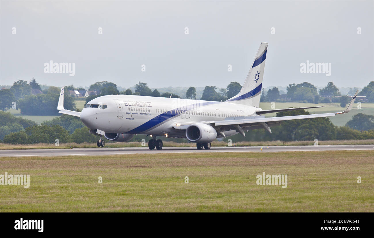 EL AL Israel Airlines Boeing 737 4X-EHA l'atterrissage à l'aéroport de London-Luton LTN Banque D'Images