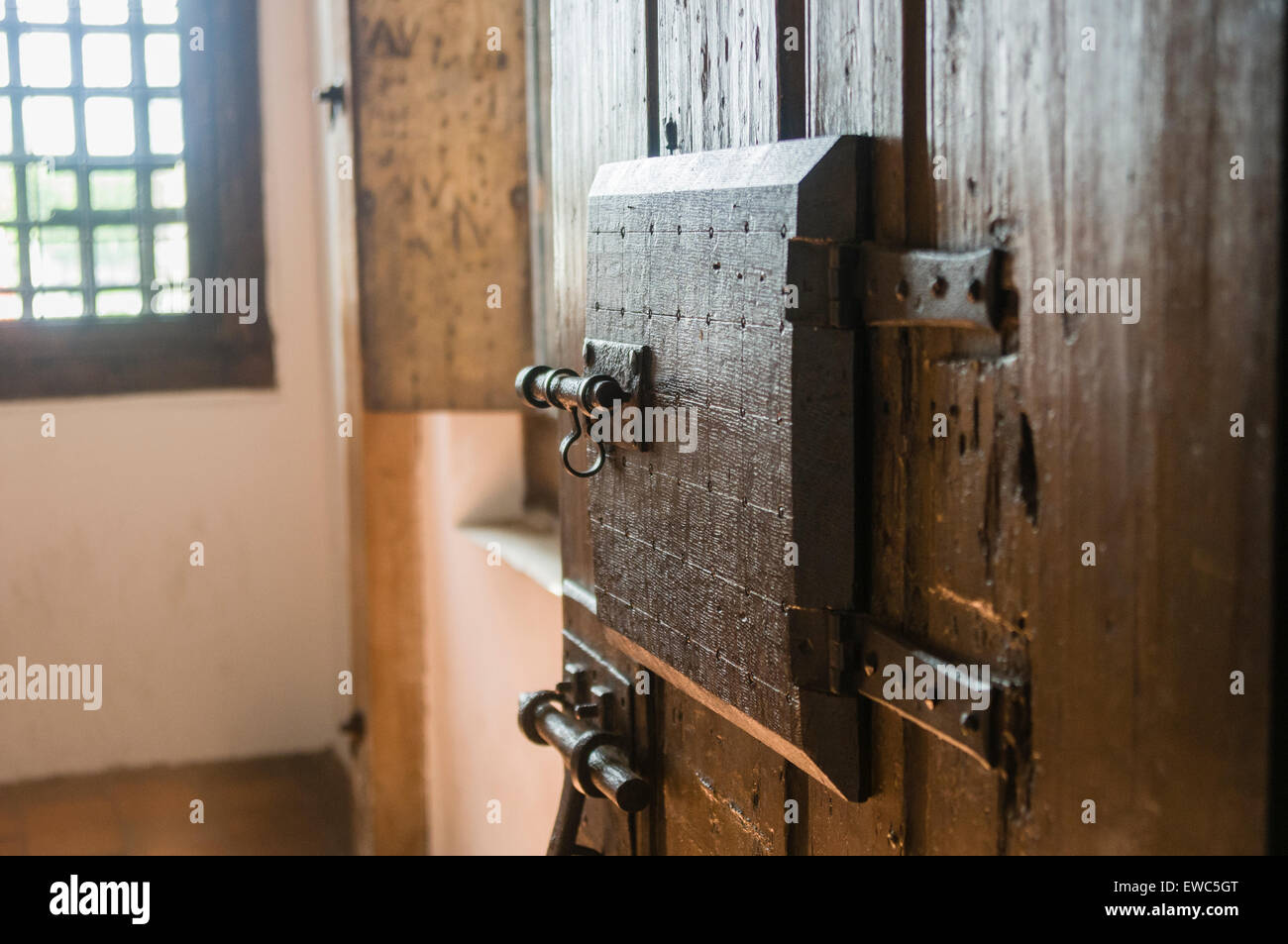 Serrure et porte d'une cellule de prison pour les prisonniers riches à une prison médiévale. Banque D'Images