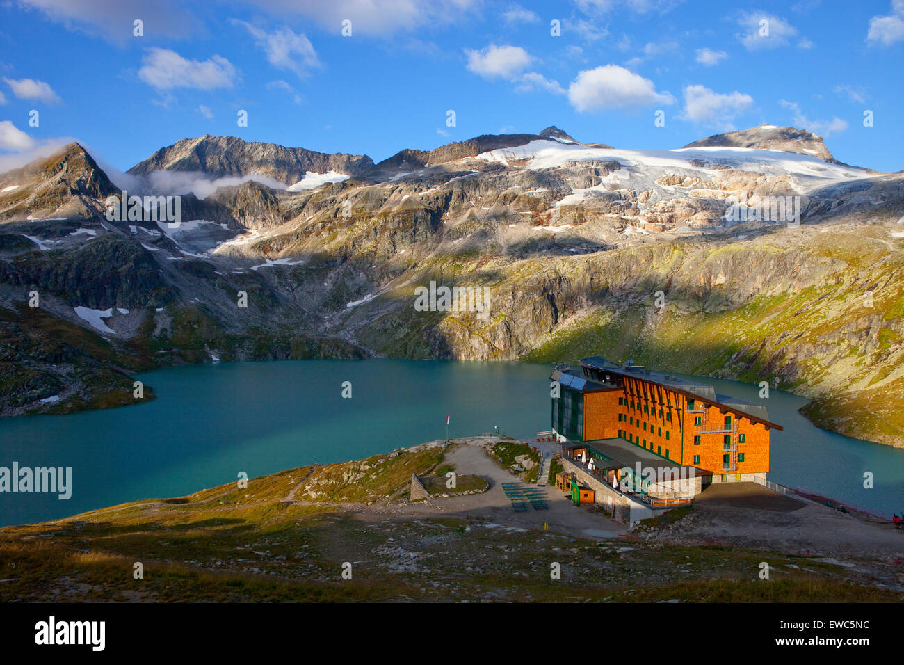 Le Rudolfshut avec l'Weisssee Mountain Lake, l'un des abris les randonneurs en choisissant l'établissement au cours de l'étape 7 Glocknerrunde, un trekking Banque D'Images