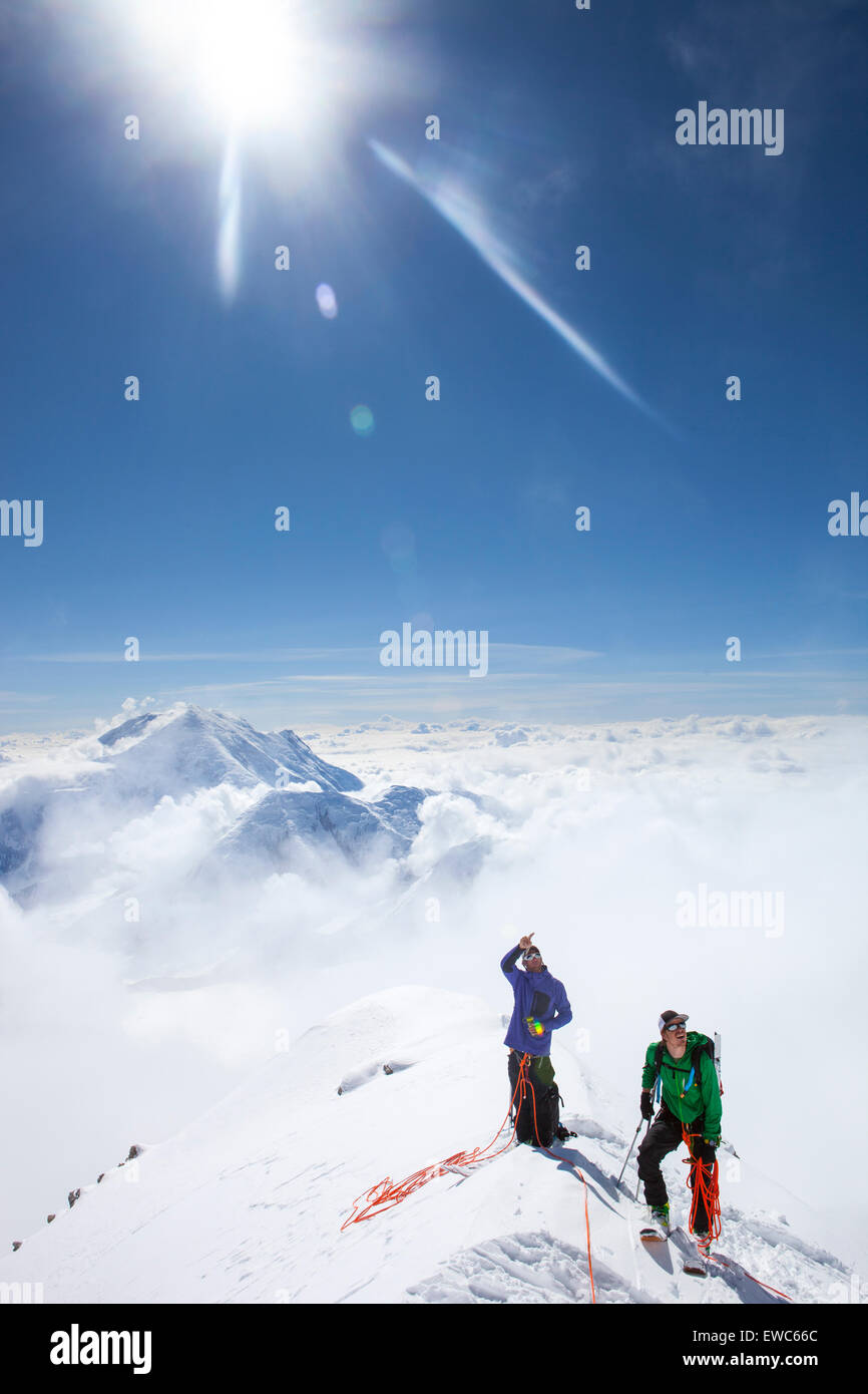 Les grimpeurs et les rangers Dave Weber et Tom Ditolla sont sur une crête de neige de l'Ouest haut de côtes sur le mont McKinley. Dave pointe vers Banque D'Images