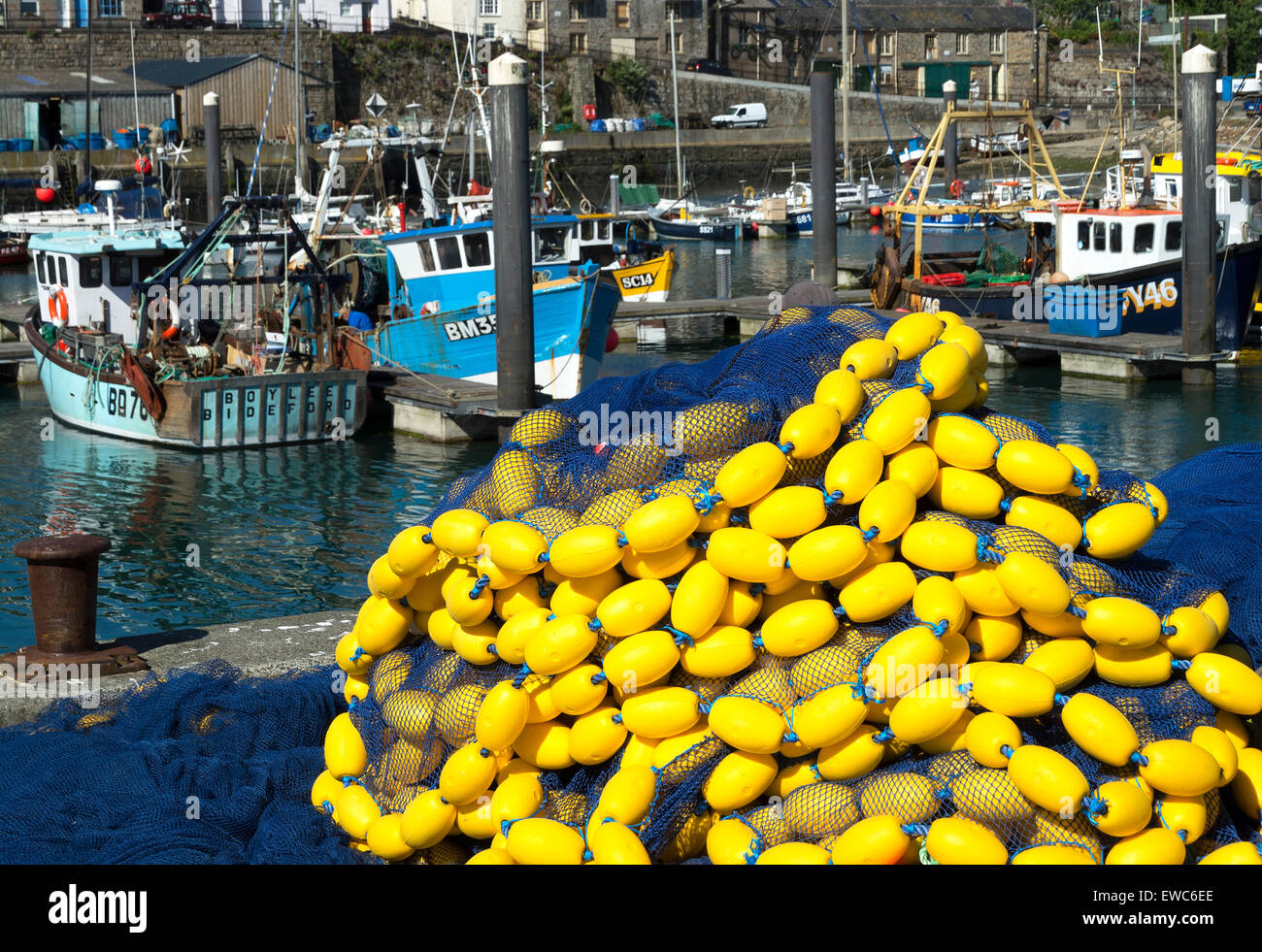 De nouveaux filets de pêche sur le quai à Newlyn à Cornwall, England, UK Banque D'Images