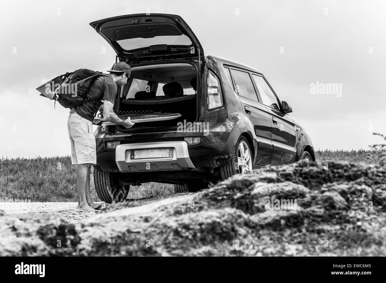 Bodyboarder se ses affaires dans la voiture. Banque D'Images