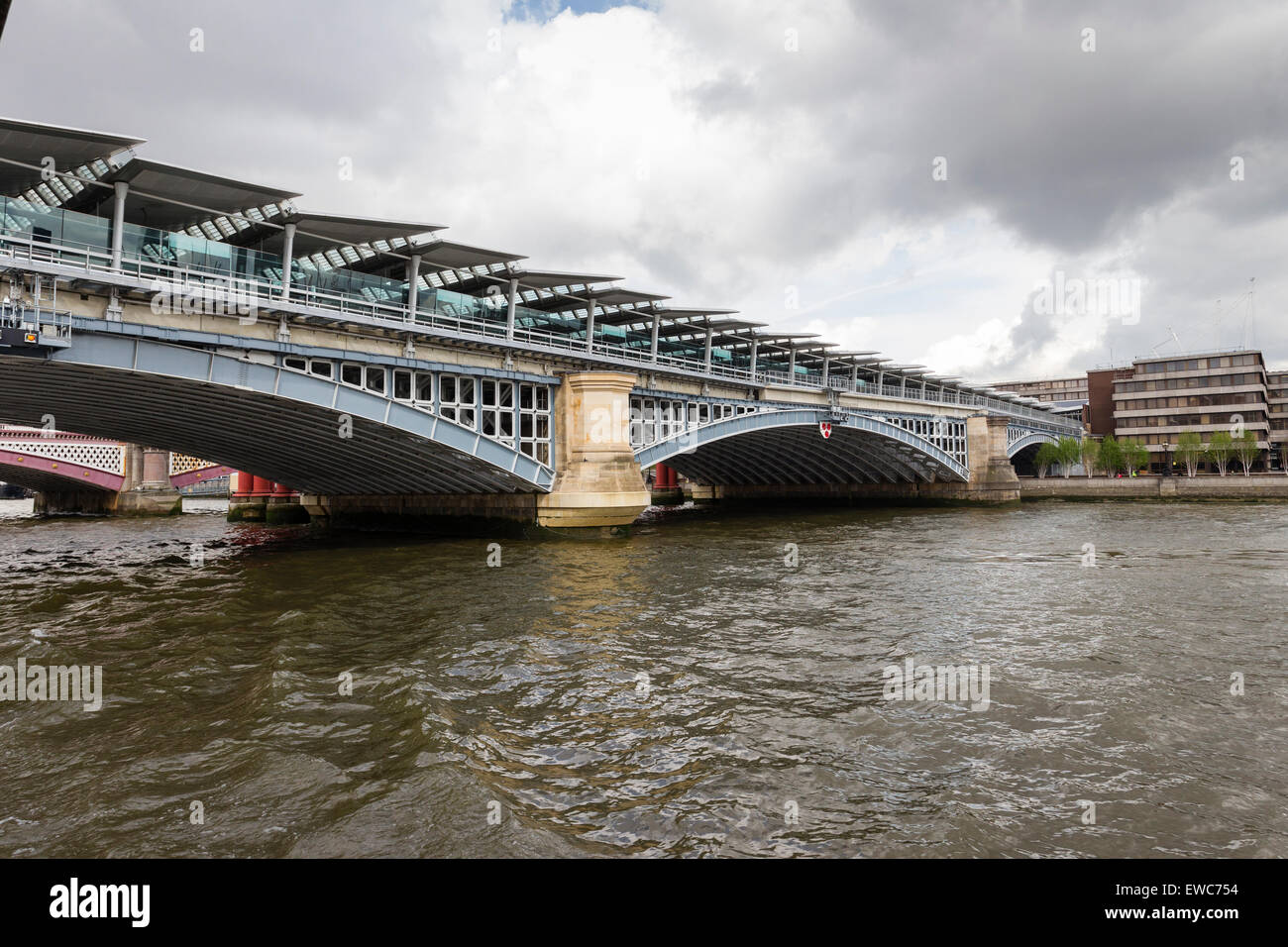 La nouvelle gare Blackfriars enjambe la Tamise avec une billetterie sur la rive sud ainsi que les bâtiments principaux sur le nord Banque D'Images