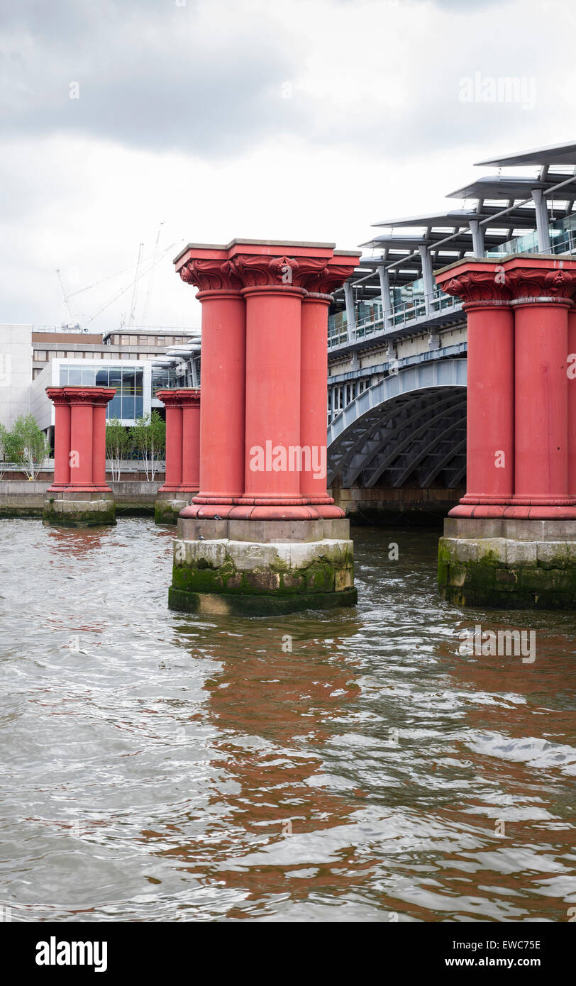 La nouvelle gare Blackfriars enjambe la Tamise avec une billetterie sur la rive sud ainsi que les bâtiments principaux sur le nord Banque D'Images