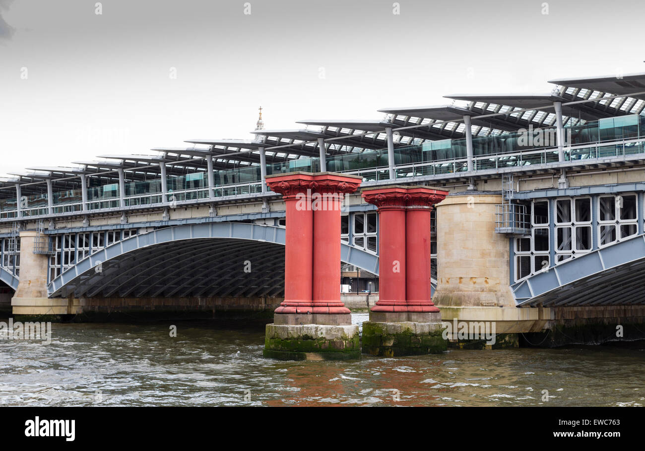 La nouvelle gare Blackfriars enjambe la Tamise avec une billetterie sur la rive sud ainsi que les bâtiments principaux sur le nord Banque D'Images