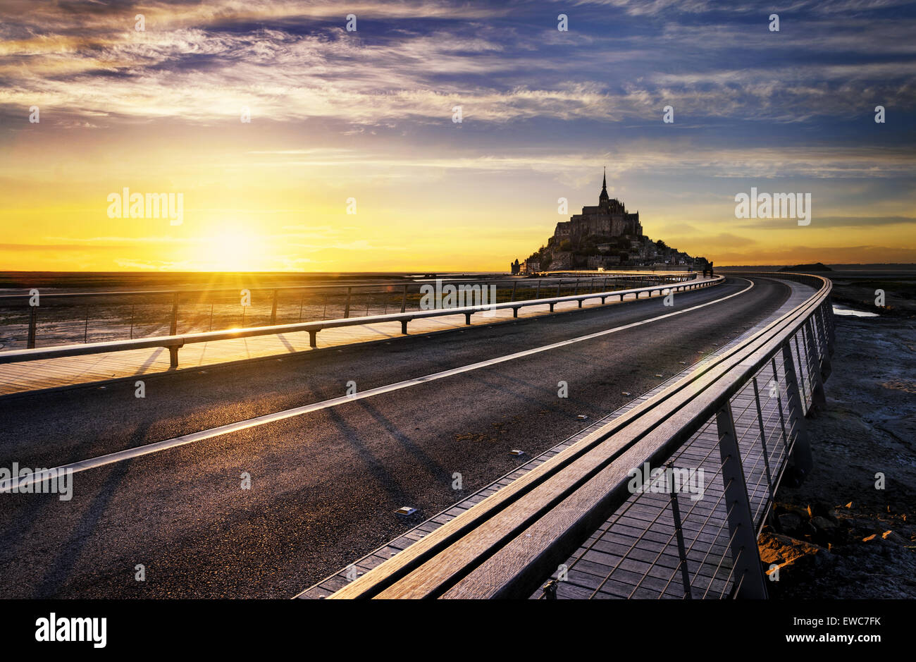 Le Mont-Saint-Michel au coucher du soleil, Normandie, Bretagne, France, Europe Banque D'Images