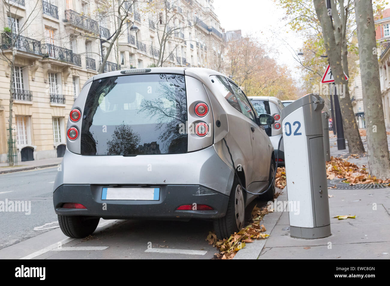 Voiture électrique dans la station de charge. Banque D'Images
