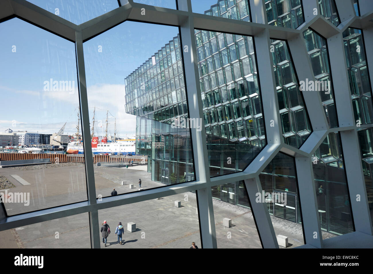 À la recherche à travers les fenêtres de l'Harpa concert hall et le centre de conférence Reykjavik Islande Banque D'Images