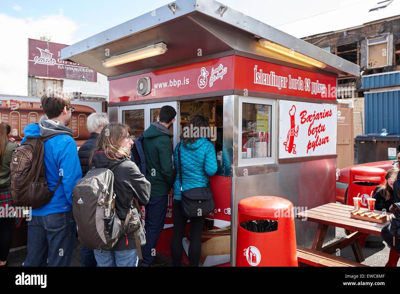 Les touristes à la société islendingar file d'borda ss pylsur les meilleurs hot dog Reykjavik Islande Banque D'Images