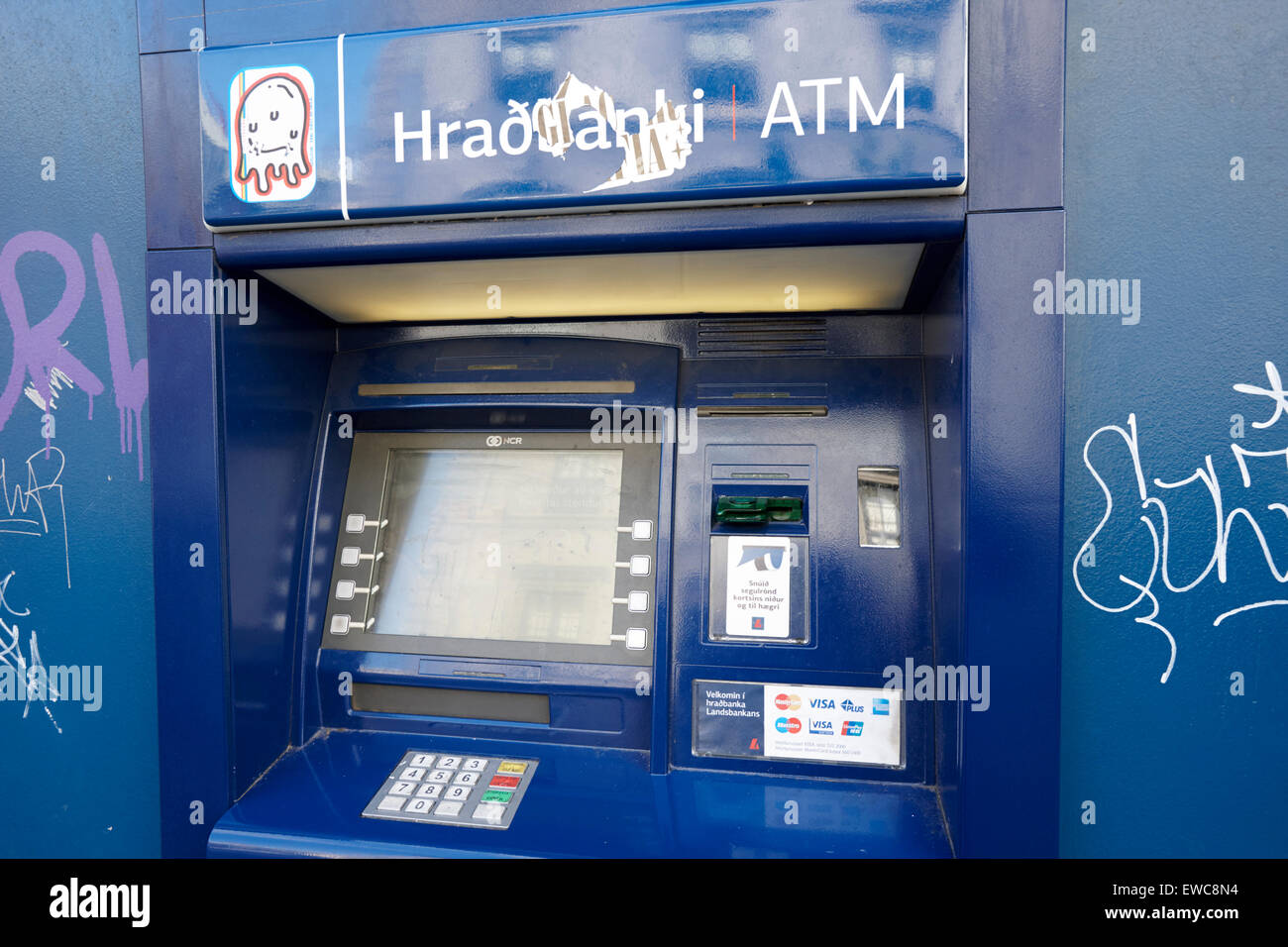 Hradbanki landsbankinn cash machine atm avec graffiti Reykjavik Islande Banque D'Images