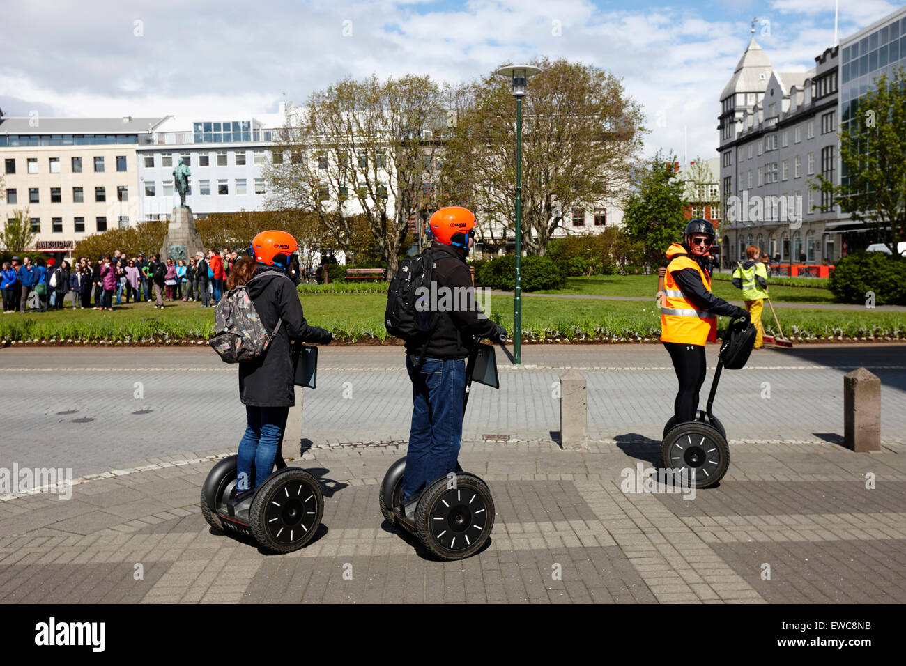 Les touristes en visite guidée en segway austurvollur square public Reykjavik Islande Banque D'Images