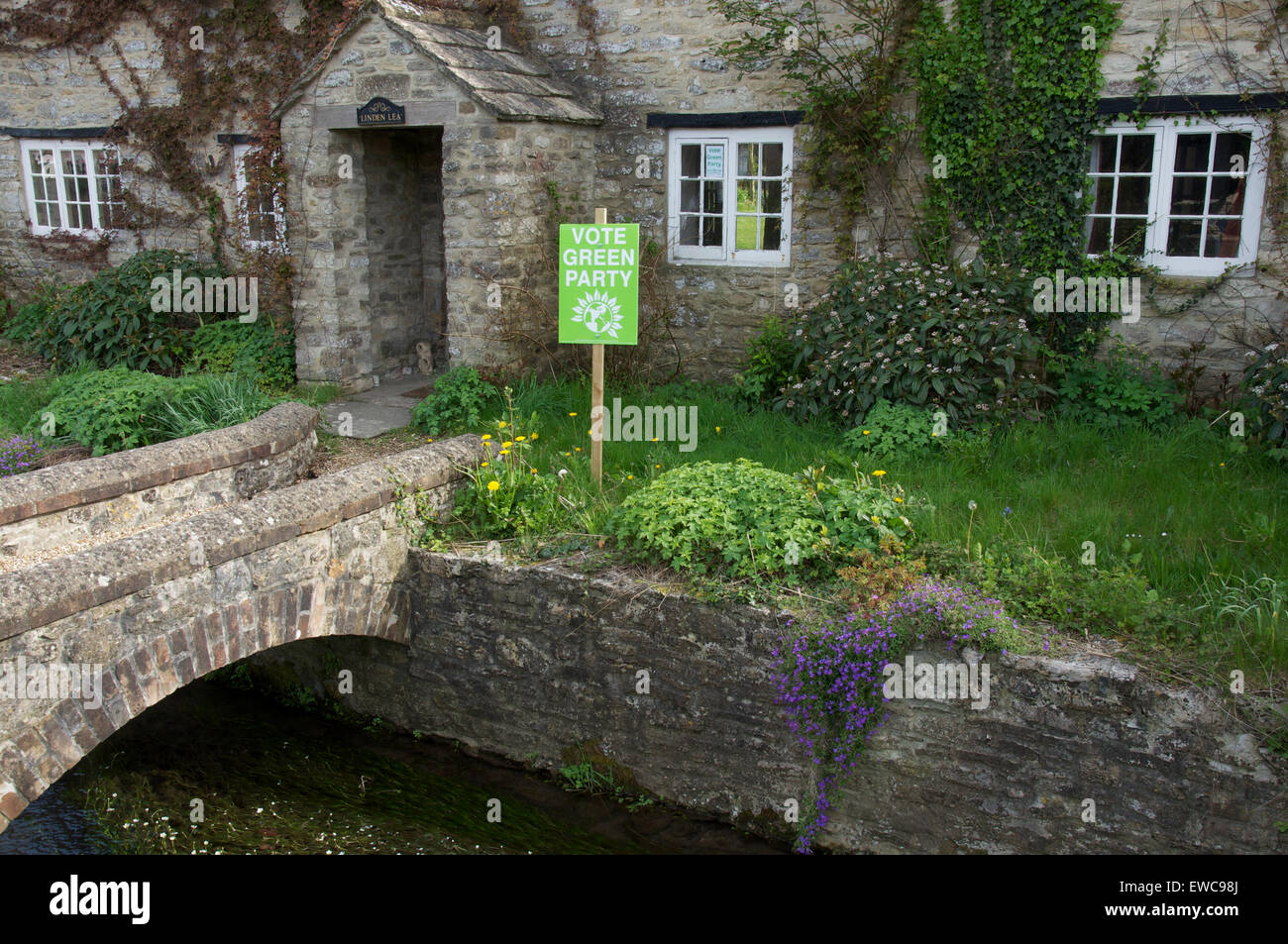 Vote Le Parti Vert. Une plaque-étiquette politique dans un milieu rural Chalet jardin prend en charge le Parti Vert à l'élection générale britannique de 2015. Dorset, Angleterre, Royaume-Uni. Banque D'Images