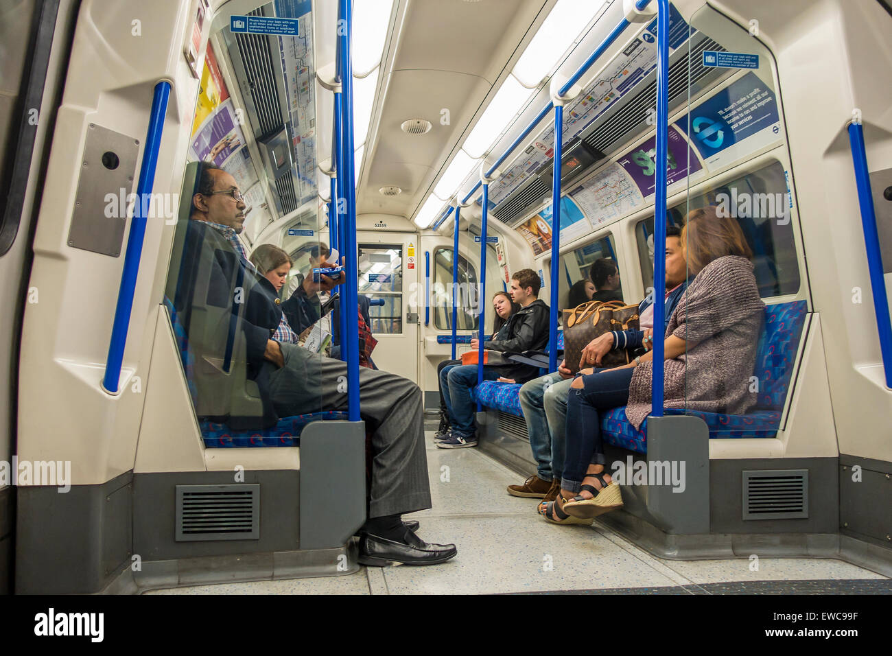 Les passagers du métro de Londres sur Train de tube Banque D'Images