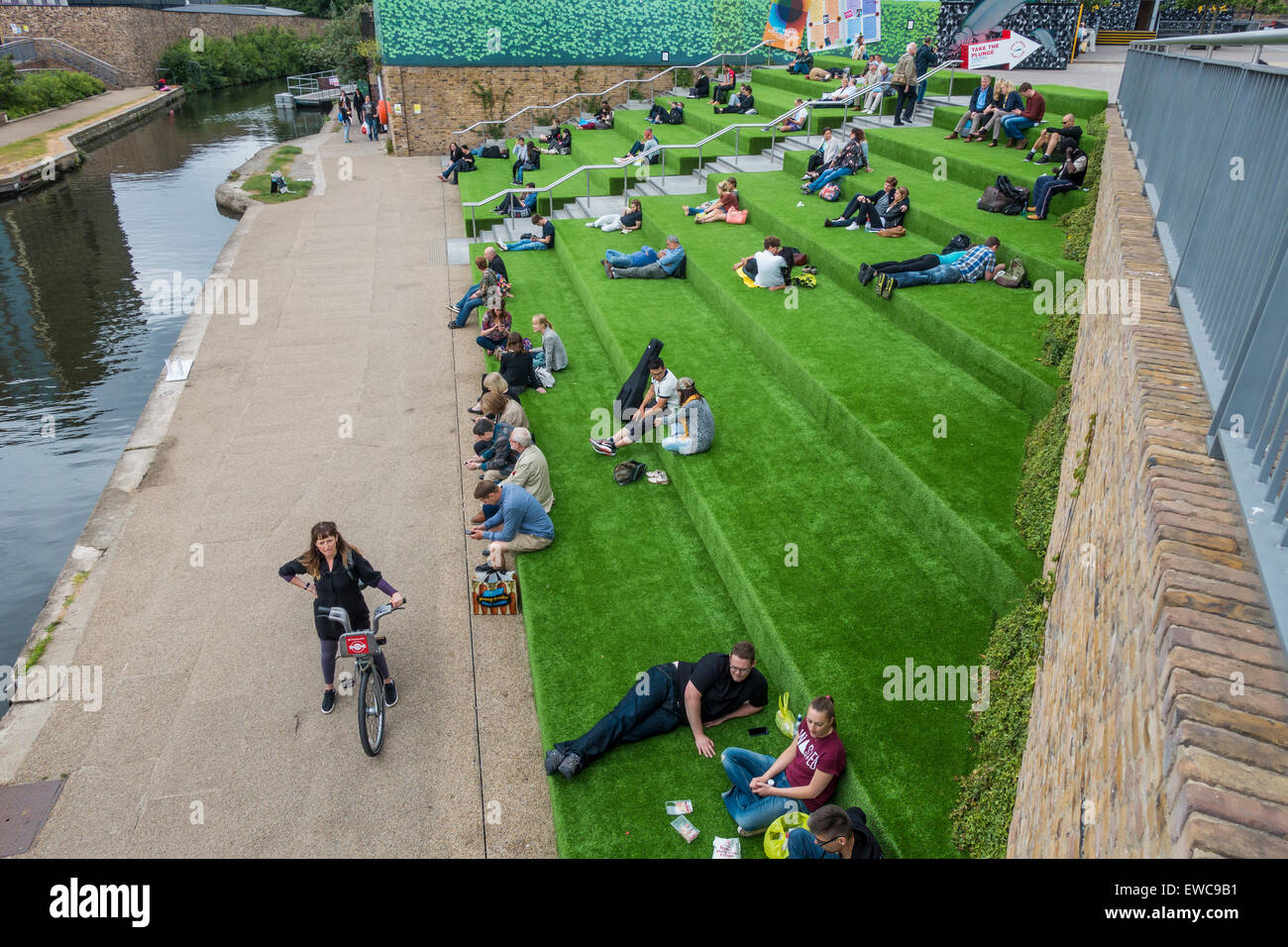 La foule se détendre Regents Canal Kings Cross Londres UK Banque D'Images