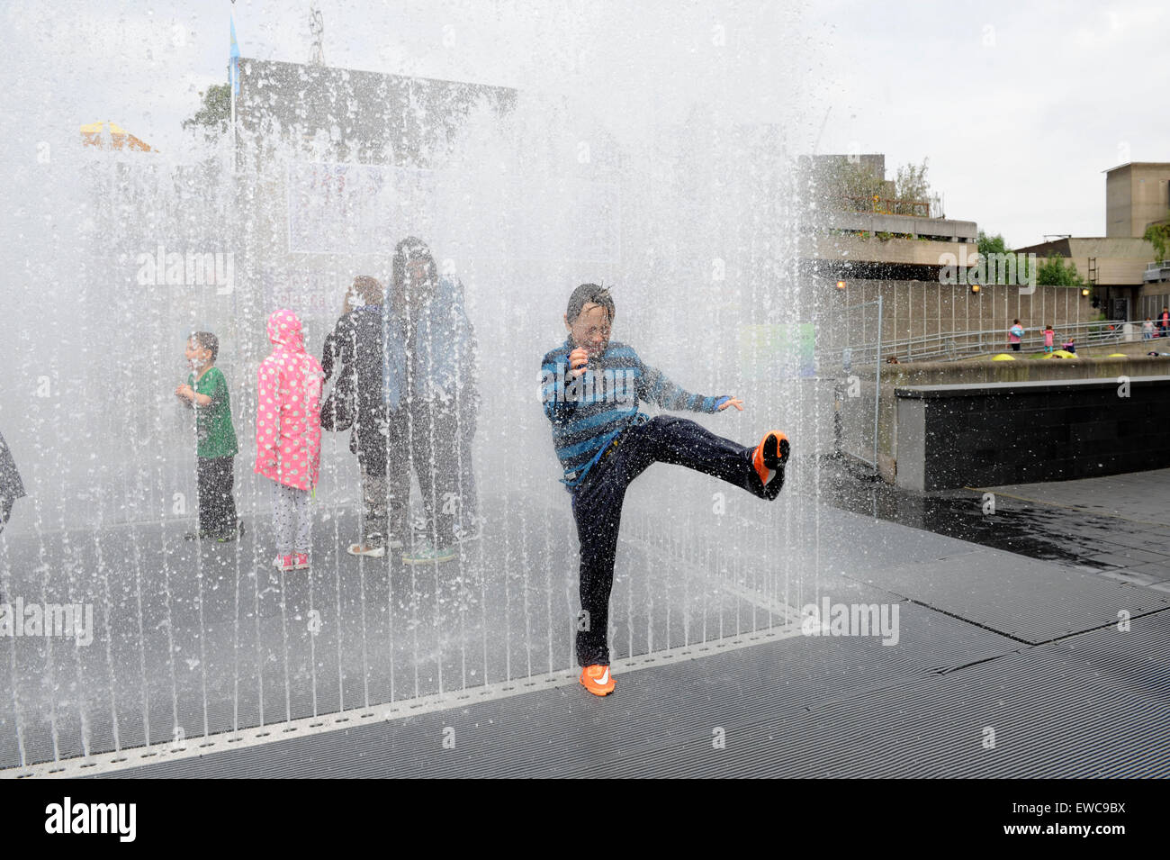 Les enfants sautant dans et hors de la Jeppe Hein Chambres apparaissant à la Fontaine | Southbank Centre, Londres , Angleterre , Royaume-Uni Banque D'Images