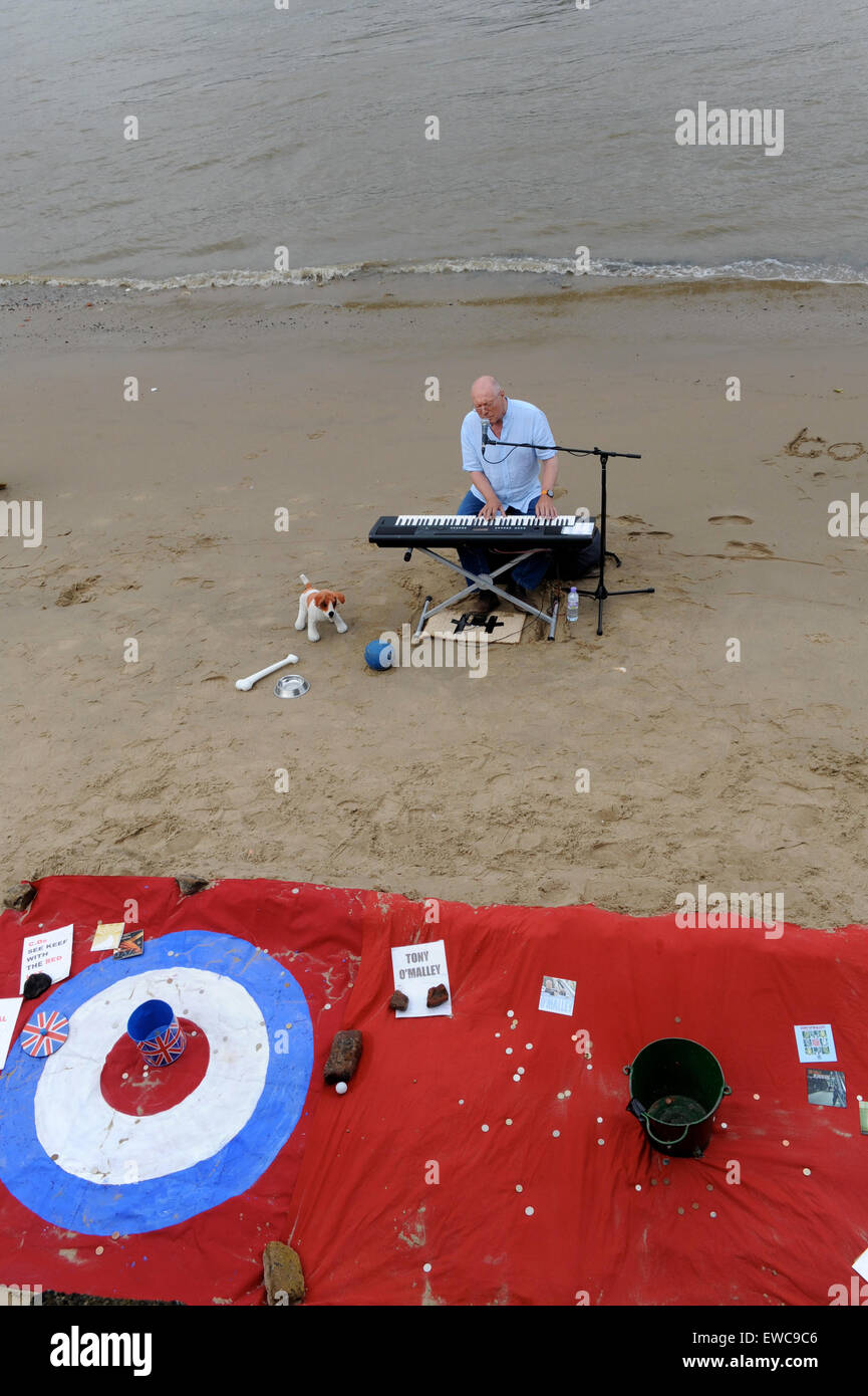 Tony O Malley aux spectacles sur la plage à Southwark, Bankside england uk Royaume-Uni Banque D'Images