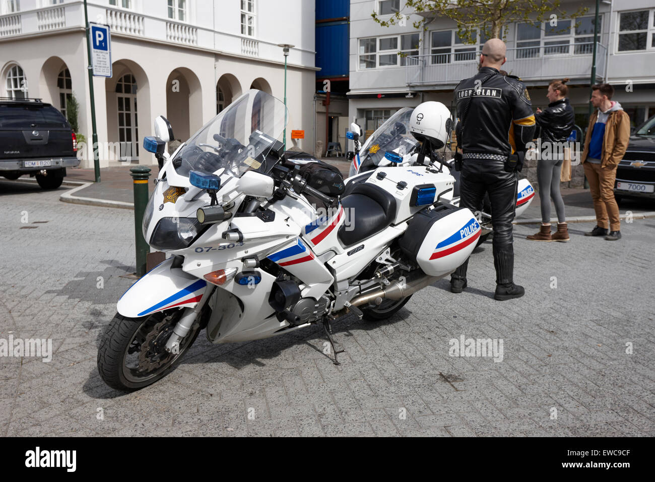 Logreglan police islandaise yamaha fjr vélo de patrouille avec des officiers sur stop à Reykjavik Islande Banque D'Images