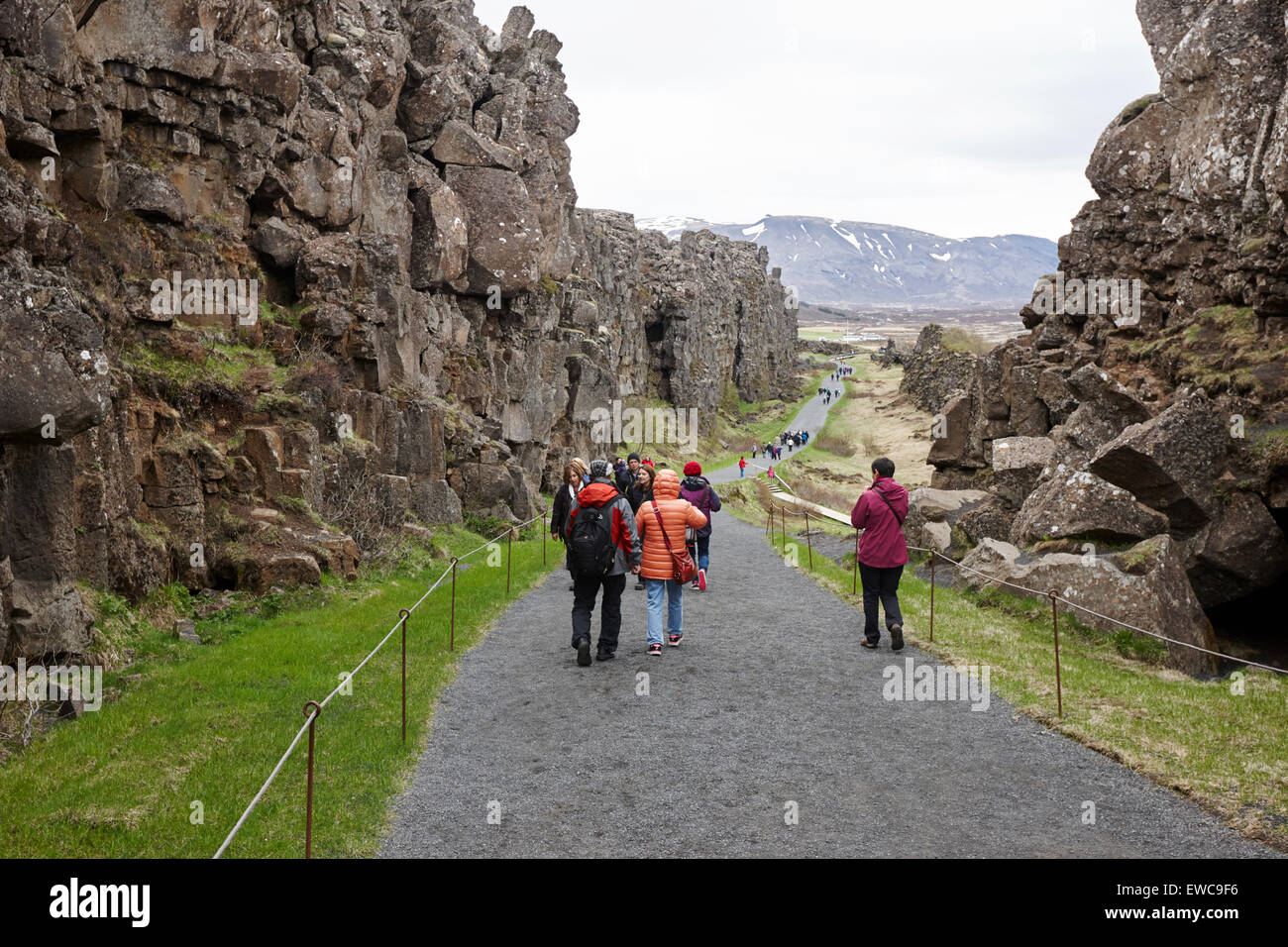 Les touristes à pied à travers la ligne de faille Almannagja dans la dorsale médio-atlantique plaque nord-américaine le parc national de Thingvellir Islande Banque D'Images