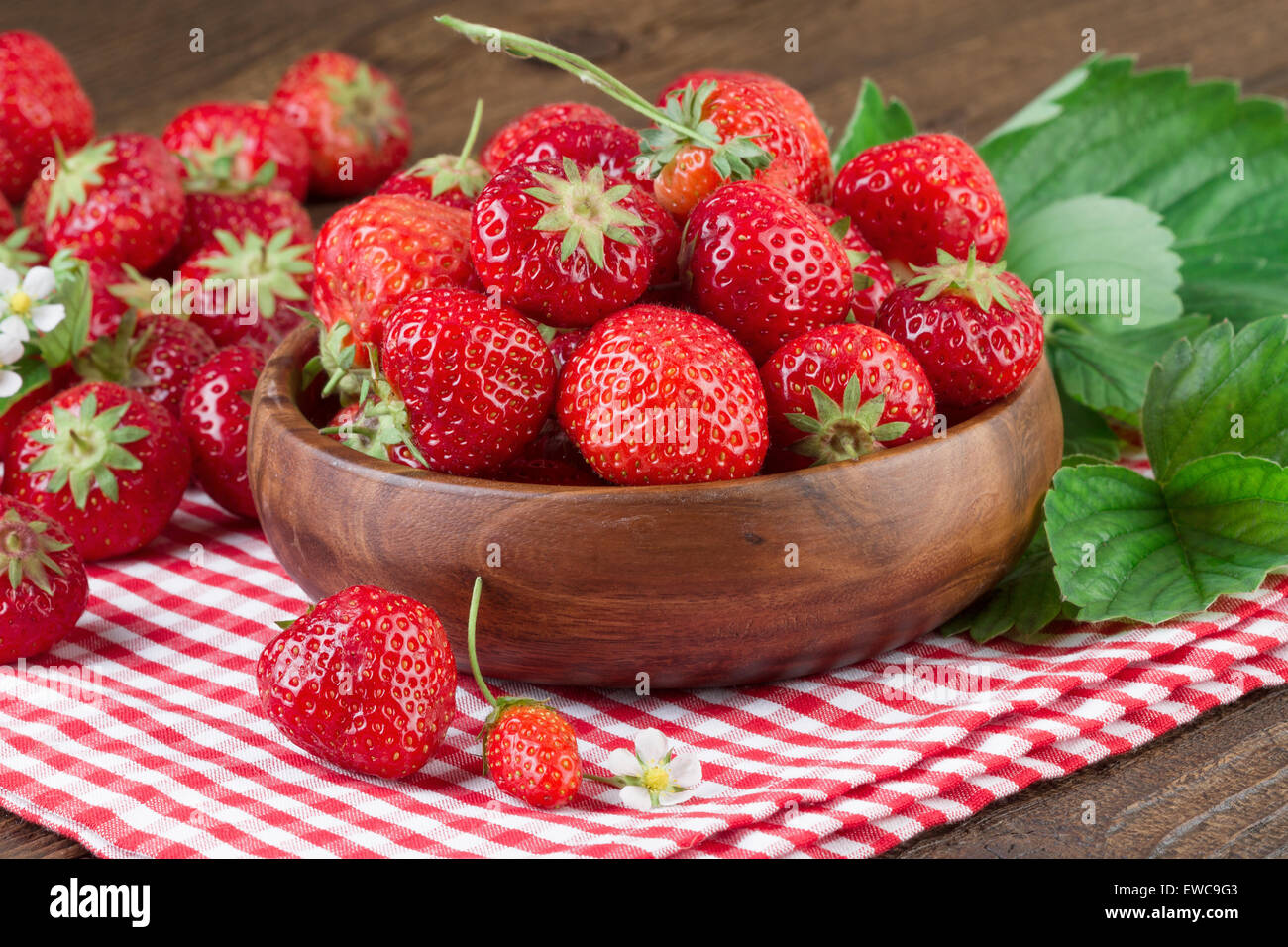 Dans un bol de fraises biologiques sur fond de bois Banque D'Images