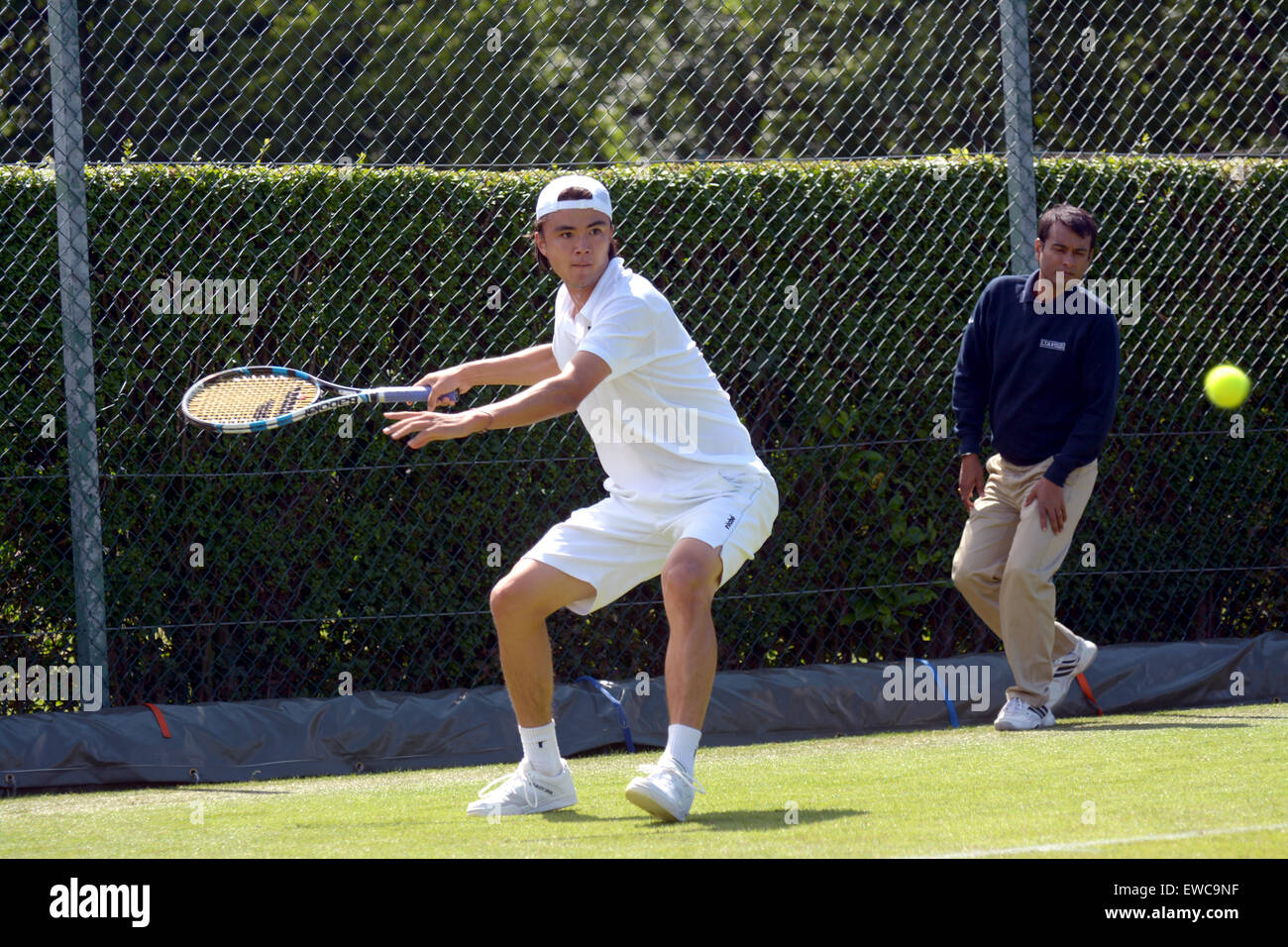 Wimbledon, Londres, Royaume-Uni. 22 Juin, 2015. Banque d'Angleterre les terrains de sport, Roehampton, Londres Angleterre 22 juin 2015. L'image montre des semences 19 japonais Taro Daniel qui a perdu son match 6-2 4-6 6-1 à la Colombie Alejandro Falla.La compétition de qualification pour les championnats ont commencé aujourd'hui - une semaine avant l'événement principal. Il n'existe pas un seul gagnant', au lieu de qualifier les joueurs qui gagnent tous les trois tours - 16 dans le Gentlemen's des célibataires et 12 chez les femmes célibataires - va progresser, avec quatre paires de chaque des Dames et Messieurs les événements. Credit : mainpicture/Alamy Live News Banque D'Images