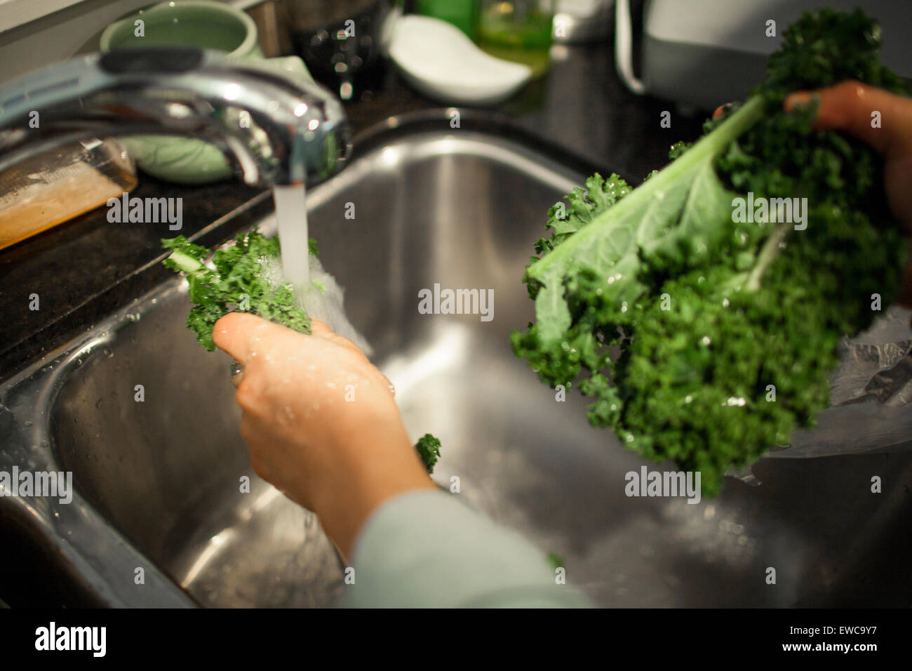 Lave-Kale dans l'évier de la cuisine. Banque D'Images