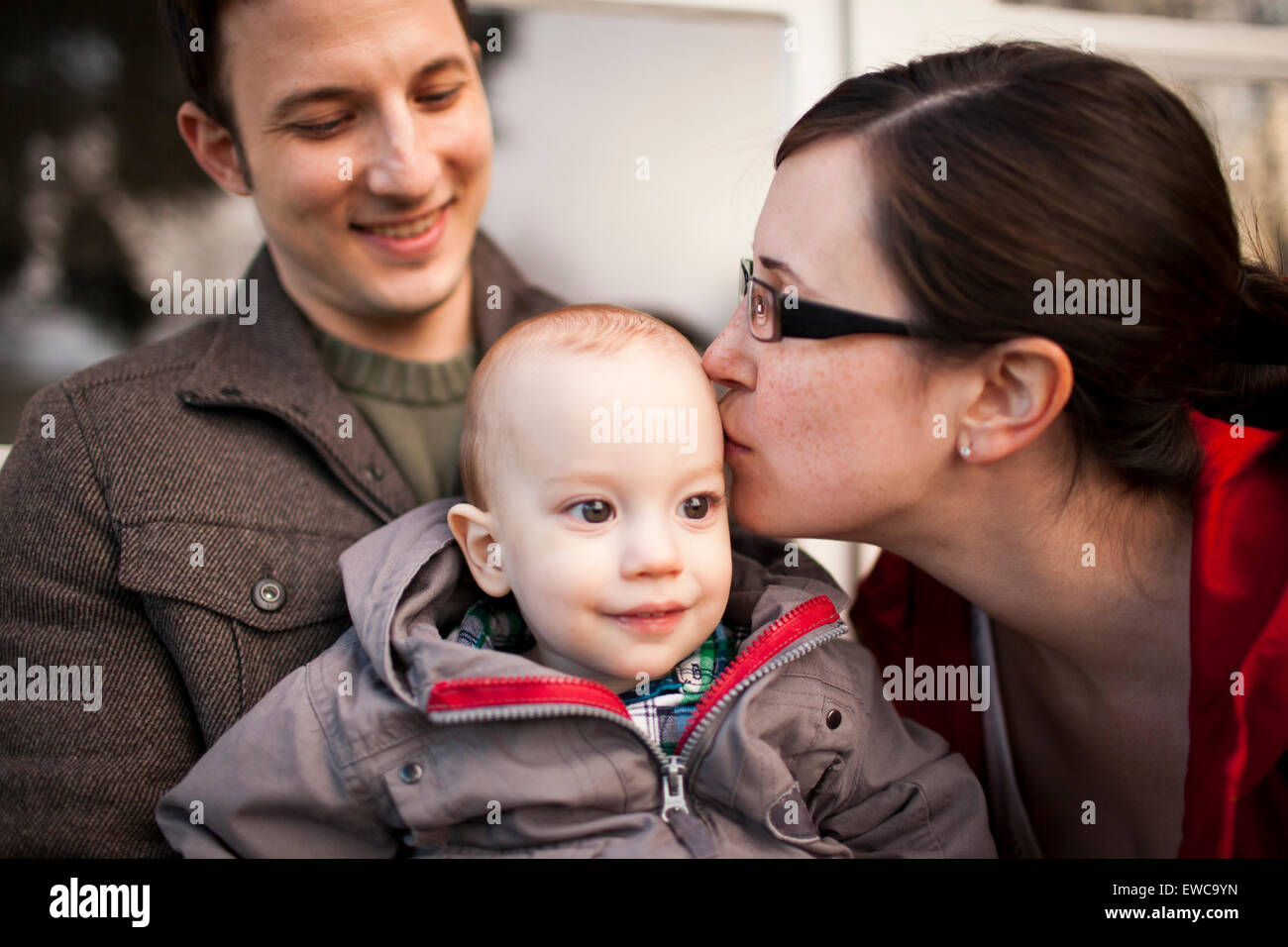 Une mère embrasse son fils sur le front. Banque D'Images