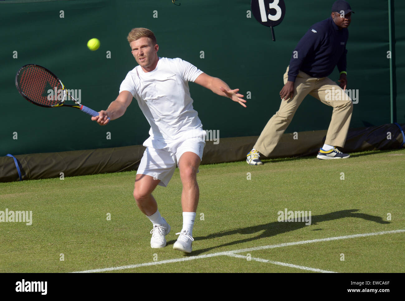 Wimbledon, Londres, Royaume-Uni. 22 Juin, 2015. Banque d'Angleterre les terrains de sport, Roehampton, Londres Angleterre 22 juin 2015. La société britannique Daniel Cox a été battu par Matthias Bachinger 6-3 6-3. La compétition de qualification pour les championnats ont commencé aujourd'hui - une semaine avant l'événement principal. Il n'existe pas un seul gagnant', au lieu de qualifier les joueurs qui gagnent tous les trois tours - 16 dans le Gentlemen's des célibataires et 12 chez les femmes célibataires - va progresser, avec quatre paires de chaque des Dames et Messieurs les événements. Credit : mainpicture/Alamy Live News Banque D'Images