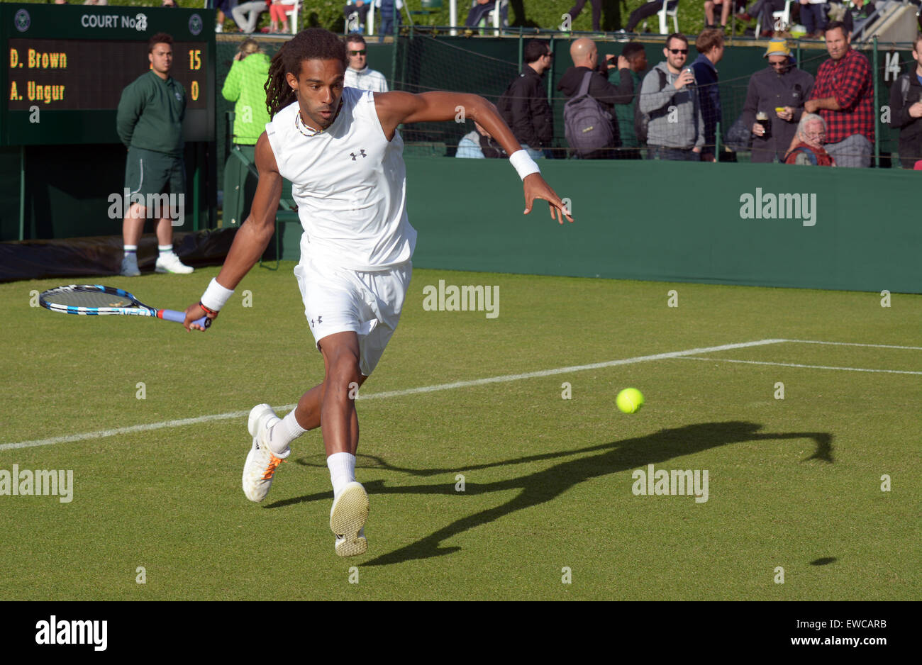 Wimbledon, Londres, Royaume-Uni. 22 Juin, 2015. Banque d'Angleterre les terrains de sport, Roehampton, Londres Angleterre 22 juin 2015. L'image montre l'Allemand Dustin Brown, classé 12ème pour les qualifications qui ont battu Adrian Ungur dans une performance dominante. Brown a gagné 6-1 6-2. La compétition de qualification pour les championnats ont commencé aujourd'hui - une semaine avant l'événement principal. Il n'existe pas un seul gagnant', au lieu de qualifier les joueurs qui gagnent tous les trois tours - 16 dans le Gentlemen's des célibataires et 12 chez les femmes célibataires - va progresser, avec quatre paires de chaque des Dames et Messieurs les événements. © mainpicture/Alamy Live N Banque D'Images