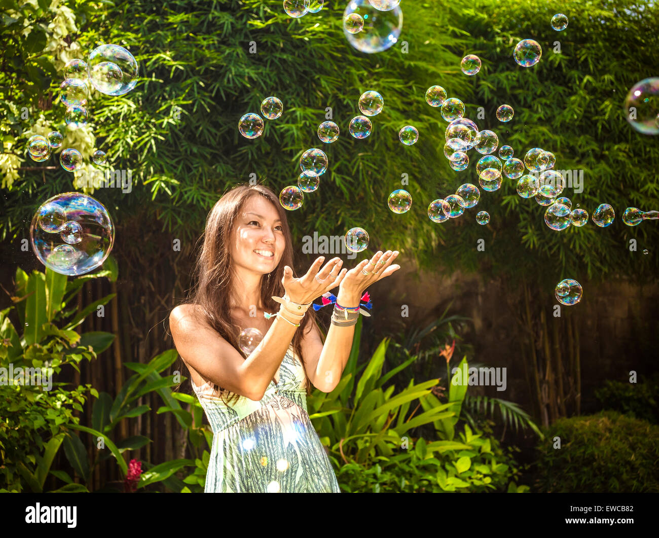 Jeune femme asiatique faisant des bulles. Banque D'Images