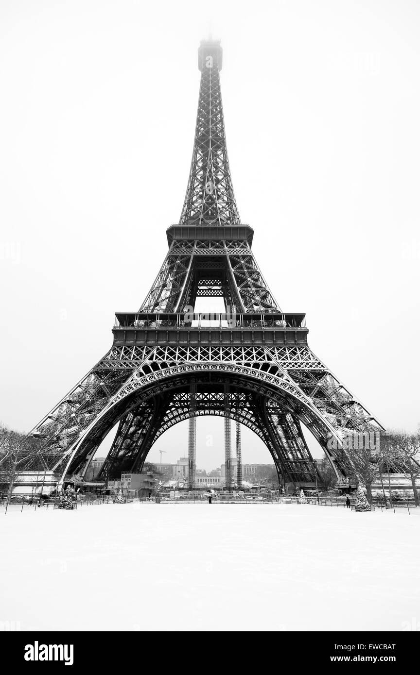 La tour eiffel sous la neige du Champs de mars à Paris Banque D'Images