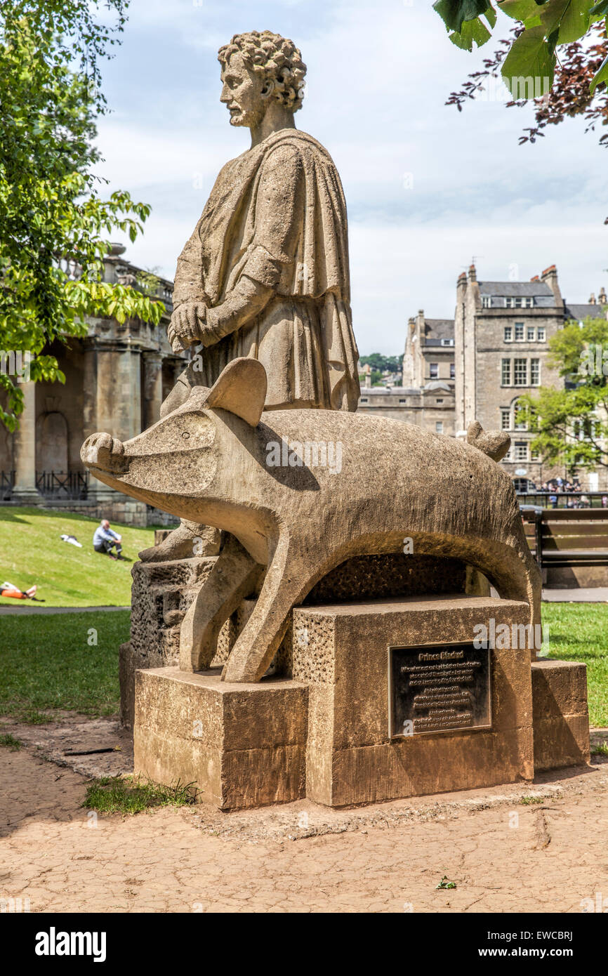 Statue d'un homme avec un chat en pierre de Bath dans le centre de Bath Banque D'Images