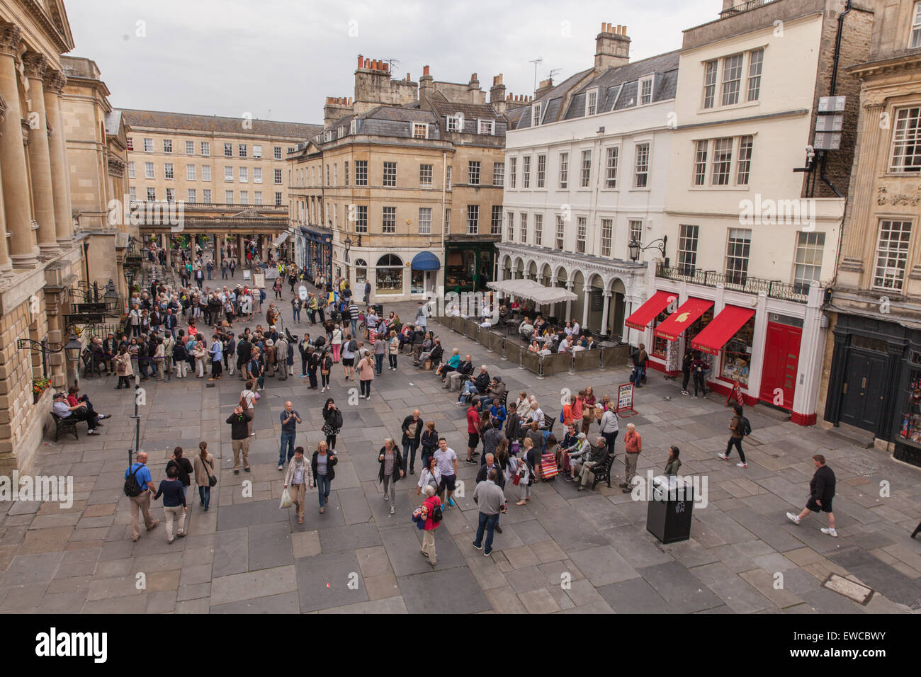 Vue depuis le balcon de l'évêque de l'abbaye de Bath centre-ville à l'égard des bains romains et la Pump Room Banque D'Images