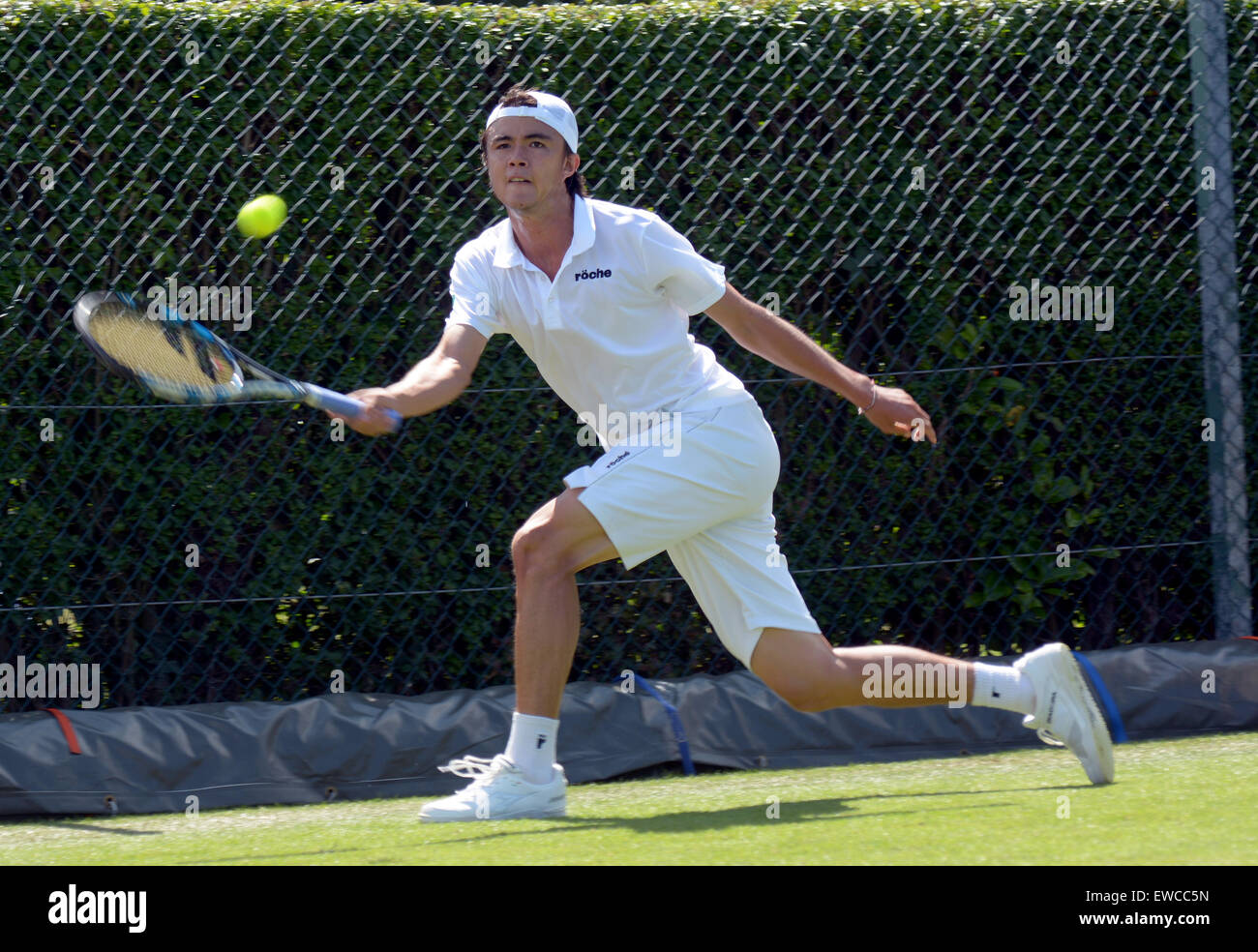 Wimbledon, Londres, Royaume-Uni. 22 Juin, 2015. Banque d'Angleterre les terrains de sport, Roehampton, Londres Angleterre 22 juin 2015. L'image montre des semences 19 japonais Taro Daniel qui a perdu son match 6-2 4-6 6-1 à la Colombie Alejandro Falla.La compétition de qualification pour les championnats ont commencé aujourd'hui - une semaine avant l'événement principal. Il n'existe pas un seul gagnant', au lieu de qualifier les joueurs qui gagnent tous les trois tours - 16 dans le Gentlemen's des célibataires et 12 chez les femmes célibataires - va progresser, avec quatre paires de chaque des Dames et Messieurs les événements. Credit : mainpicture/Alamy Live News Banque D'Images